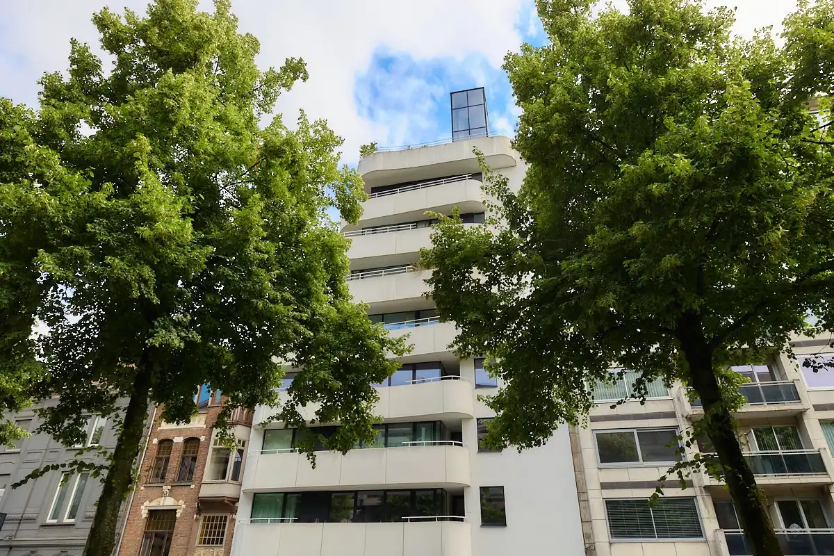 Exclusief appartement met 2 slaapkamers, zonnig terras en ondergrondse autostaanplaats foto {{pictureIndex}}