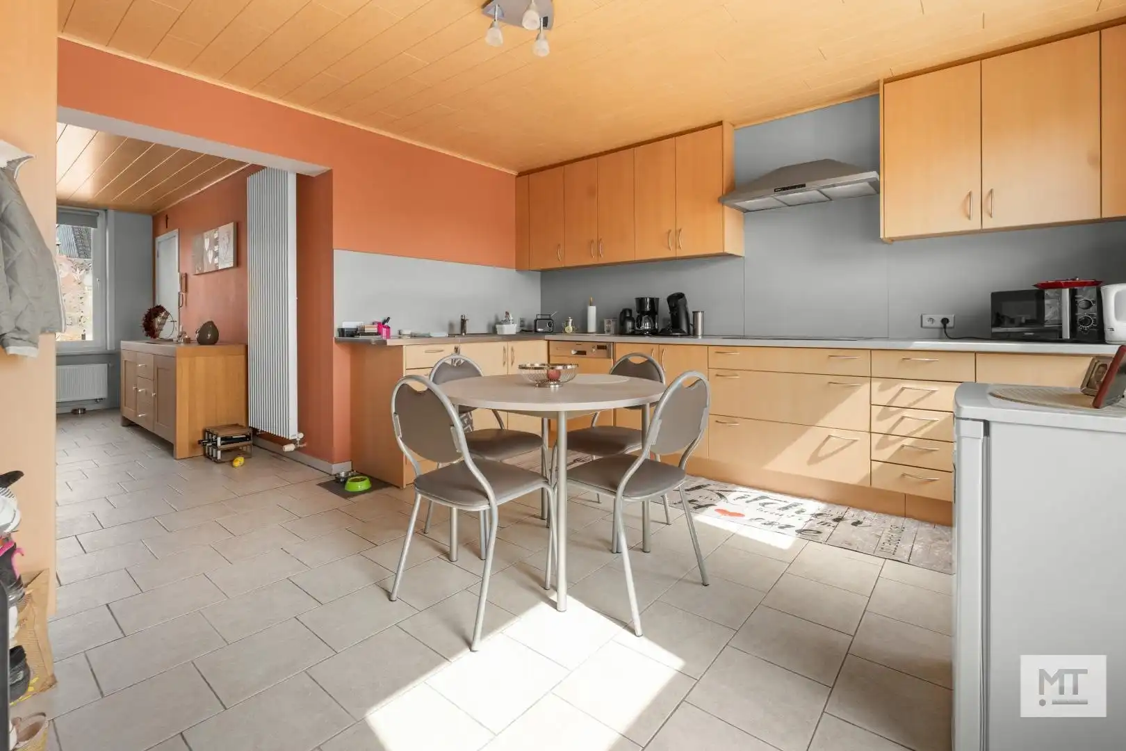 Opbrengsteigendom bestaande uit handelsruimte en 2 appartementen in centrum Beselare foto 3