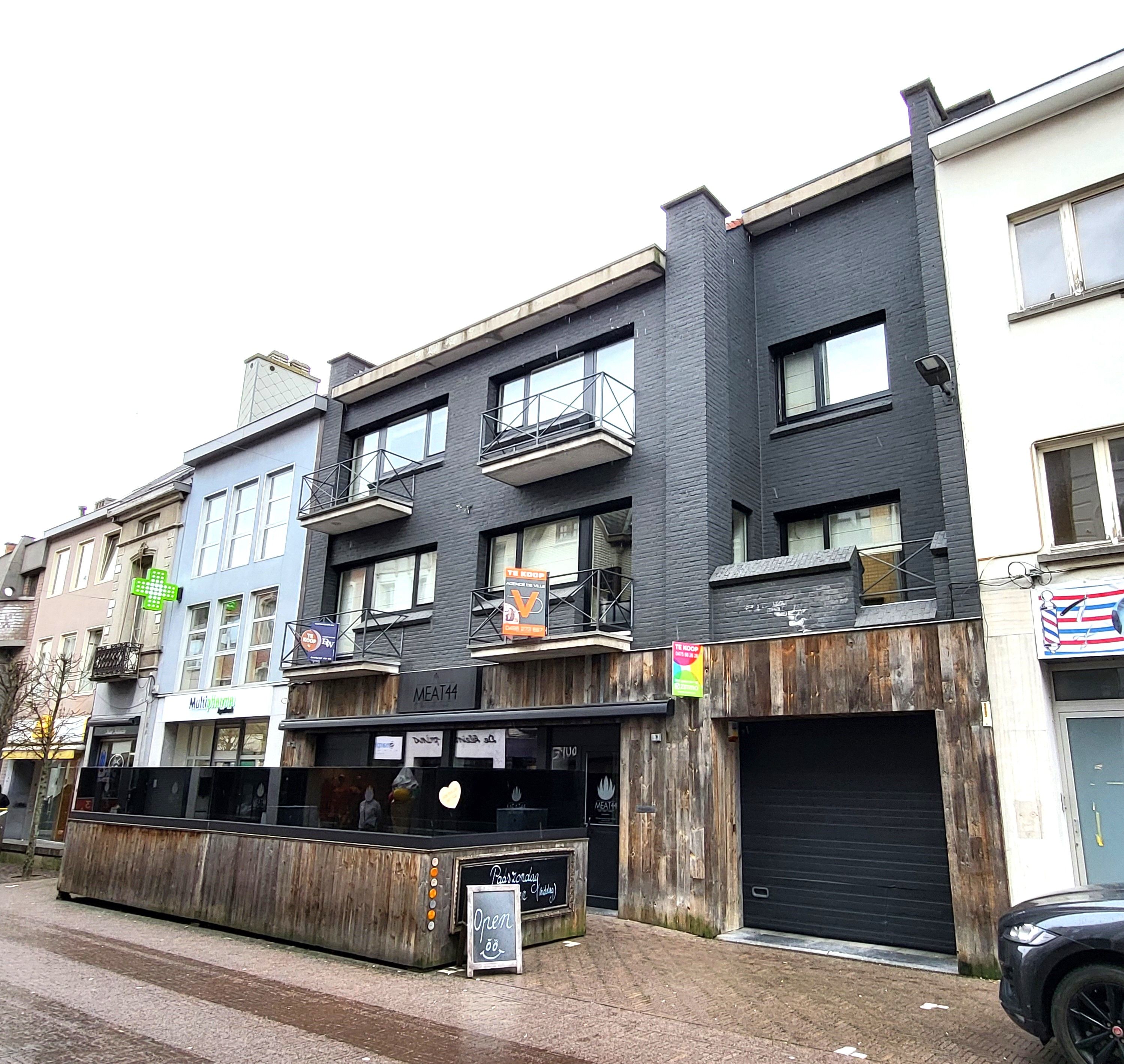 Zeer ruim duplex appartement van 151m2 met vier slaapkamers, groot terras van 41m² en terrasje aan de straatkant!  foto 1