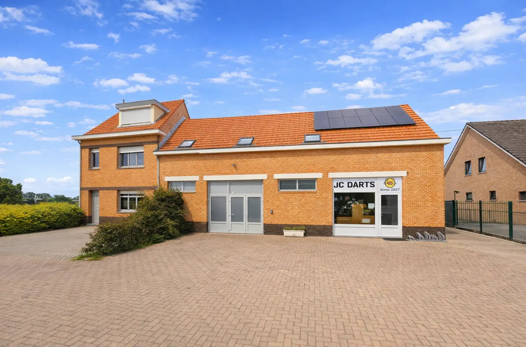 Zeer ruime woning met veelzijdig bijgebouw foto {{pictureIndex}}