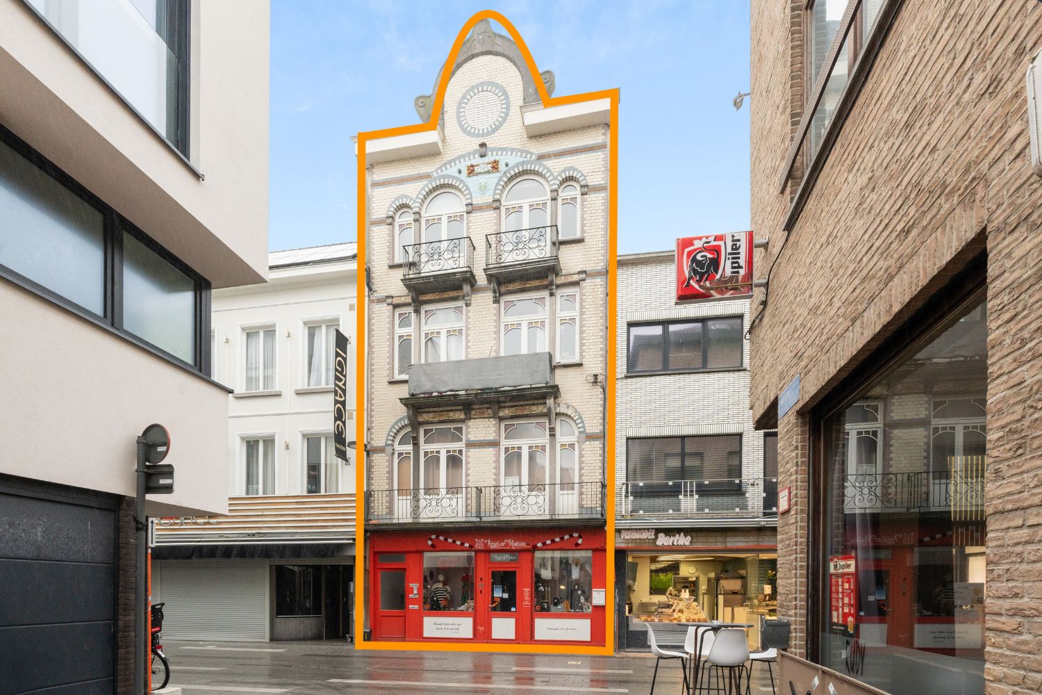 Hoofdfoto van de publicatie: Opbrengsteigendom met drie appartementen en handelspand in het hart van Blankenberge