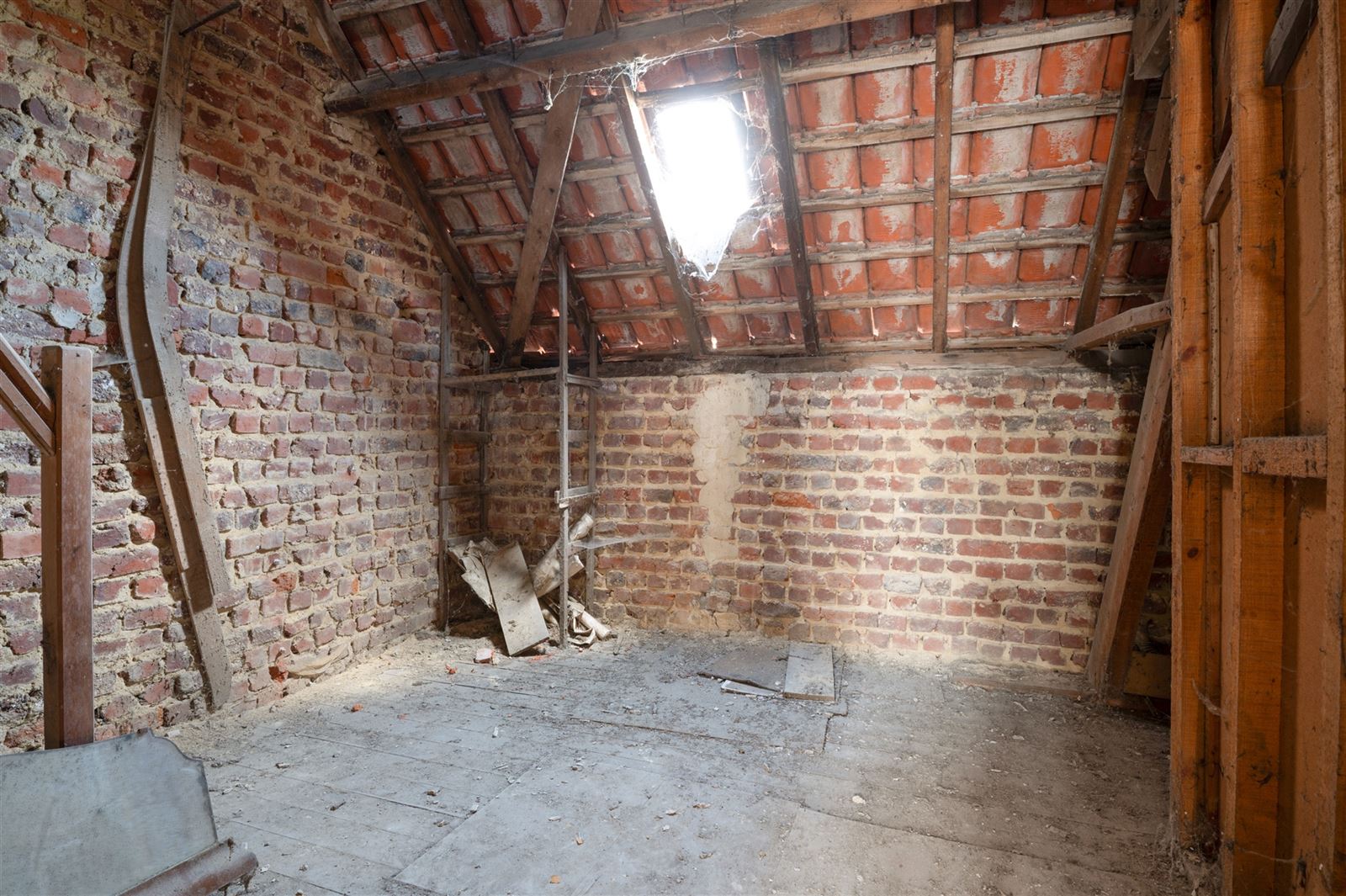 Te renoveren woning met diepe en prachtig gelegen achtertuin foto 8