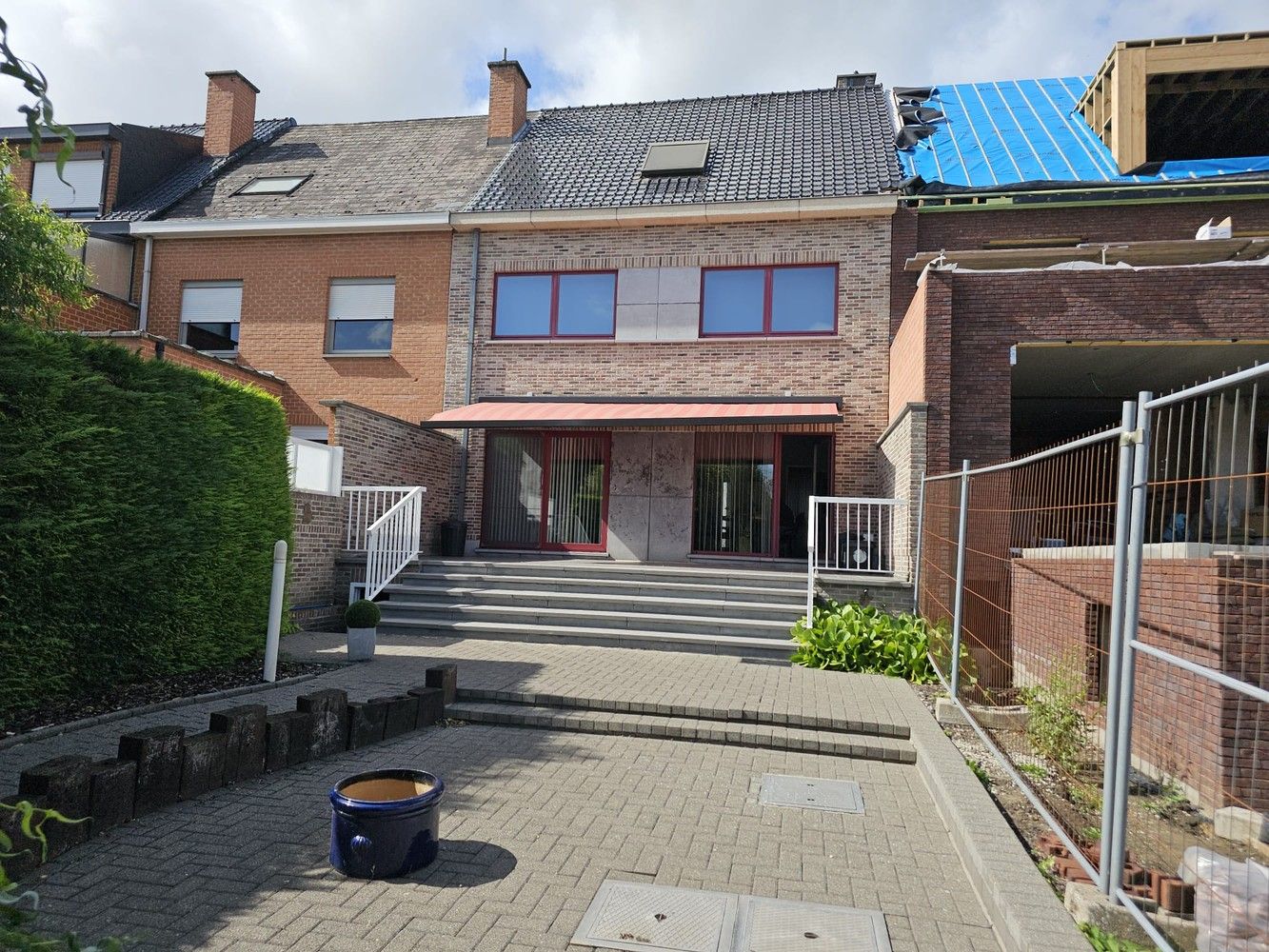 Gunstig gelegen woning met groot terras/tuin en aparte garage foto 3