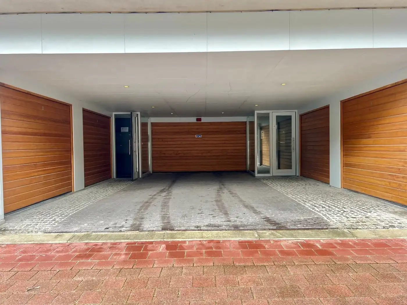 Gesloten garagebox nabij het Driehoeksplein foto 2