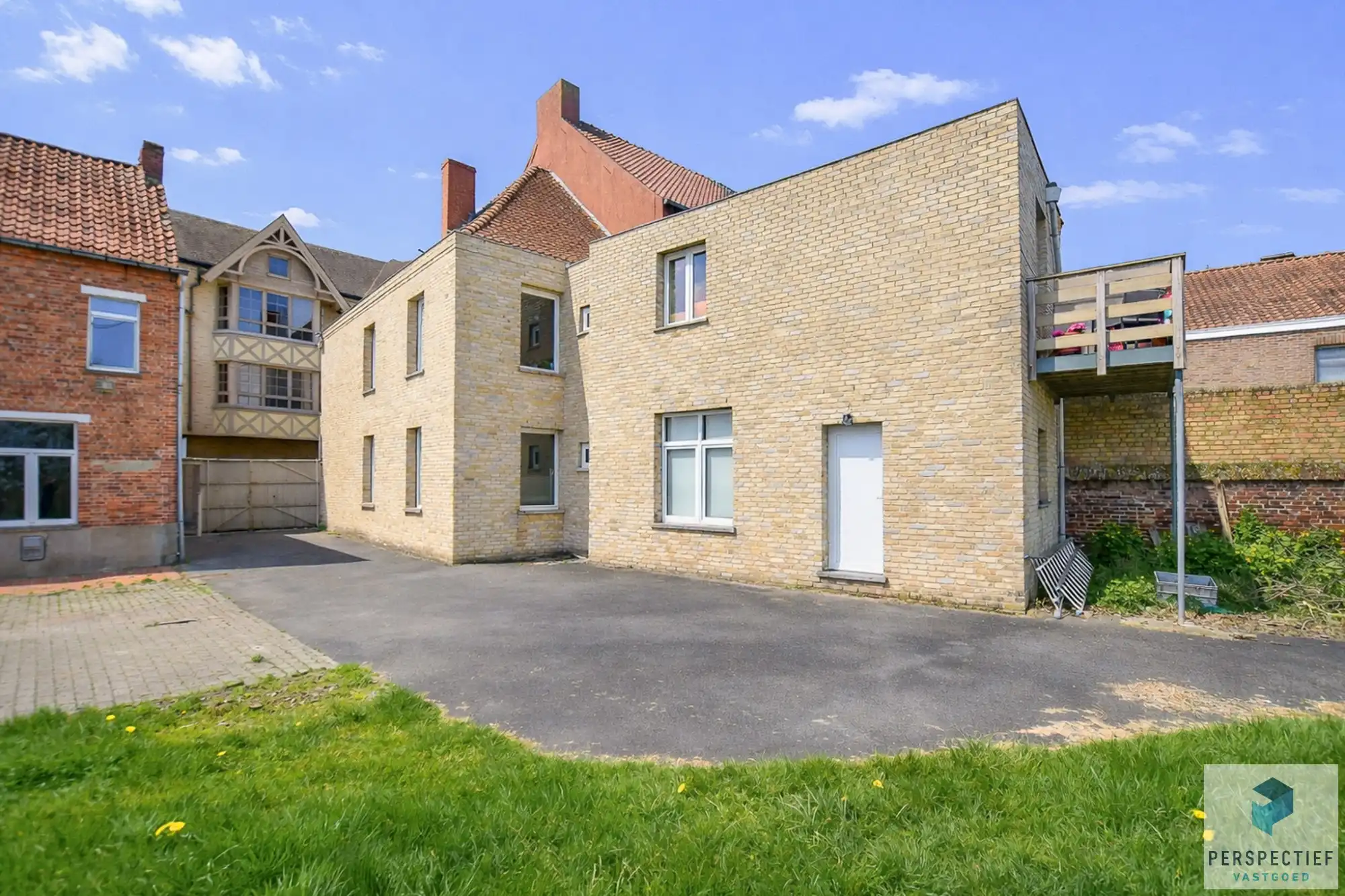 Handelsgelijkvloers en appartement  in centrum Oedelem foto 2