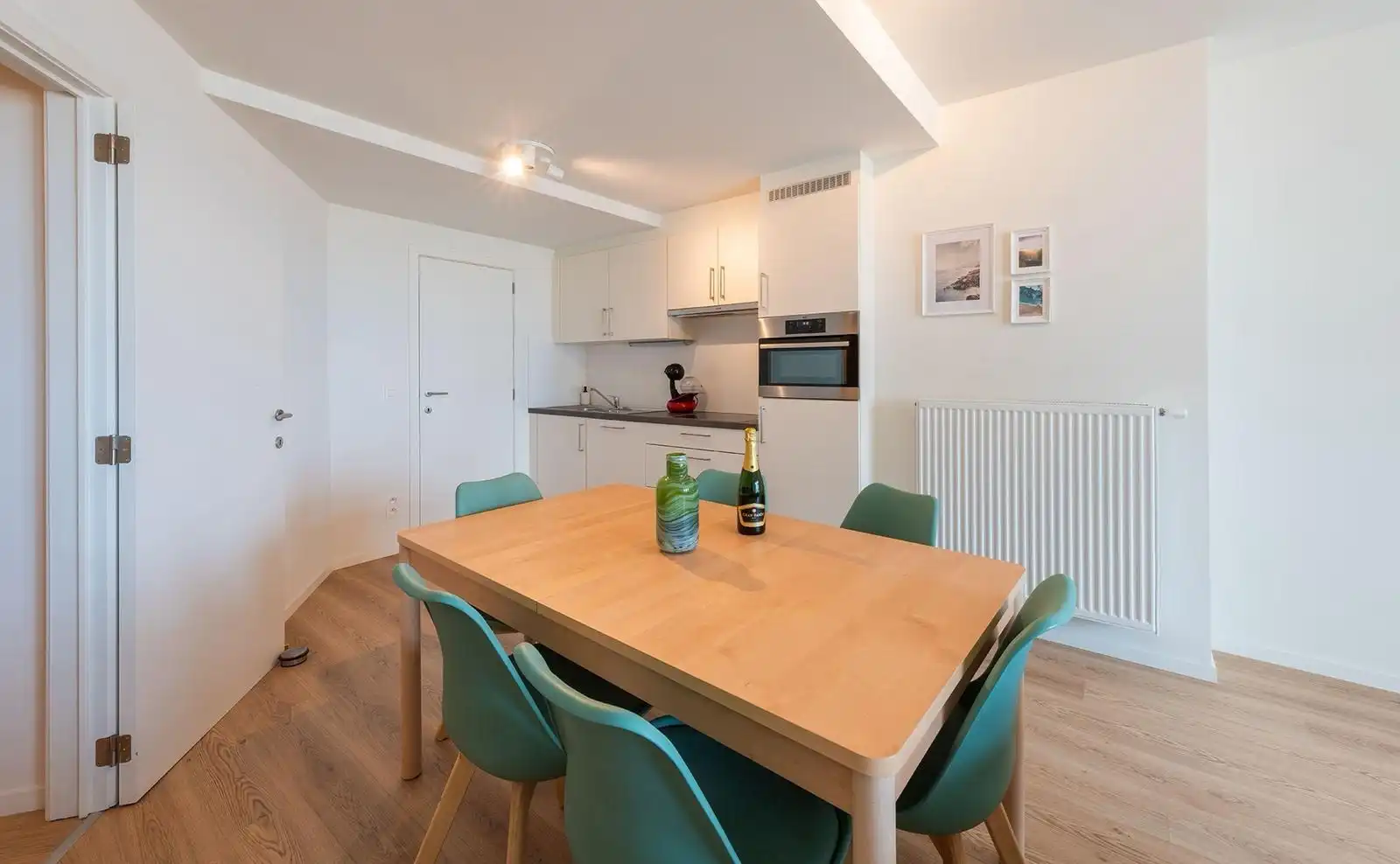 Prachtig 2-slaapkamerappartement met frontaal zeezicht foto 2