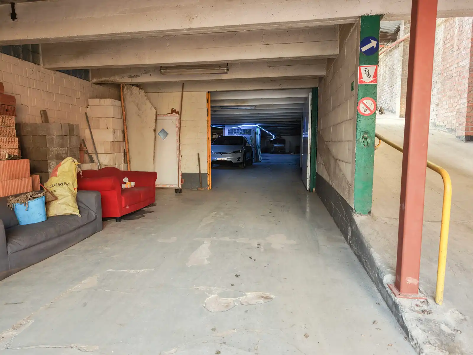 Ruime opslagplaats van  ca. 1.100m². foto 3