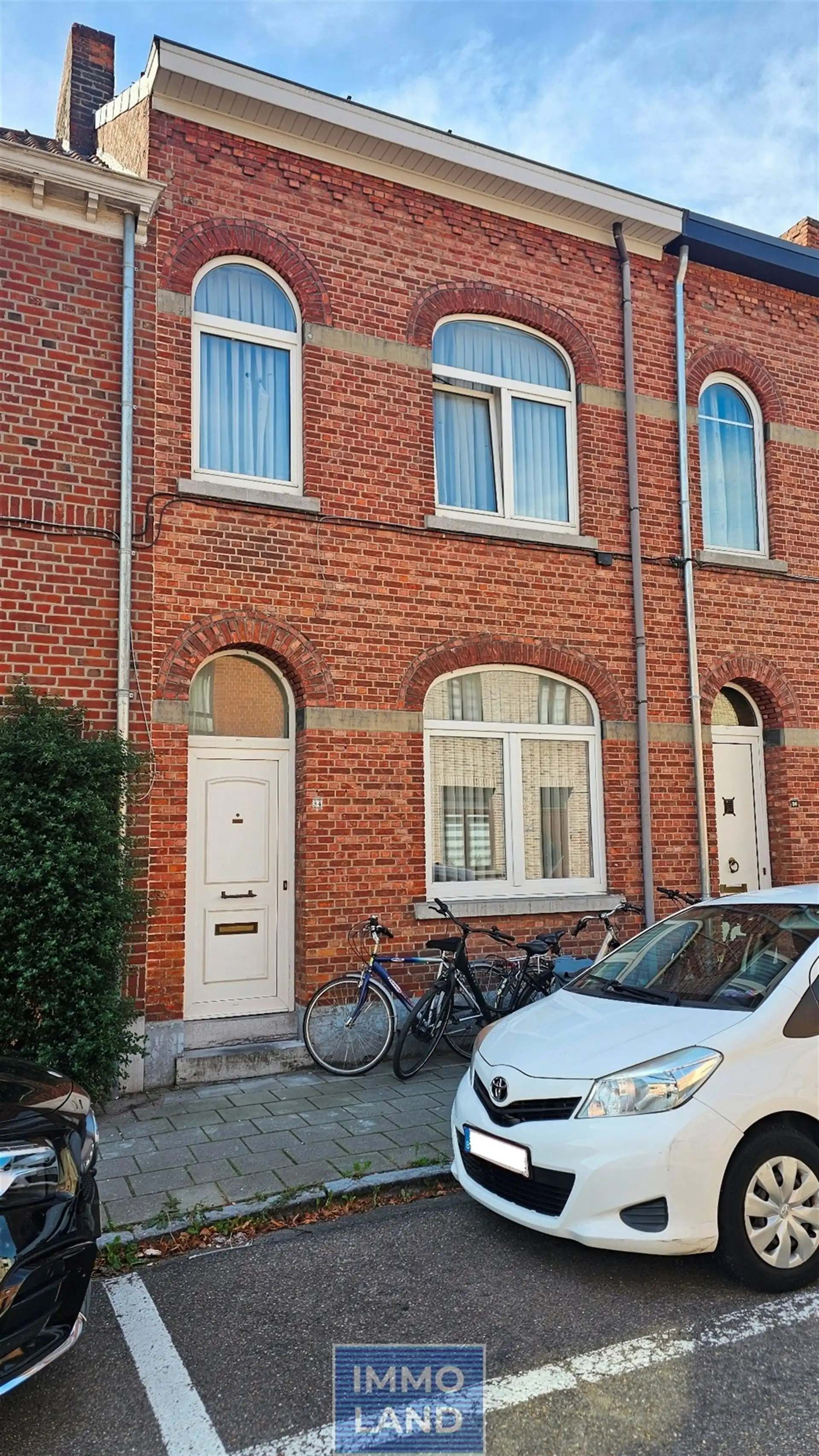 Charmante rijwoning met diepe zuid gerichte tuin in Hasselt. foto 2