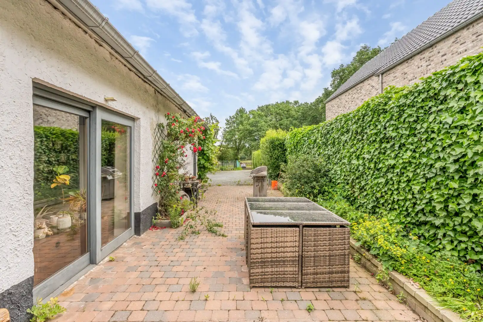 Uniek gelegen woning aan de bosrand op een perceel van 36a67ca waarvan 22a82ca geschikt is als paardenweide! foto 4