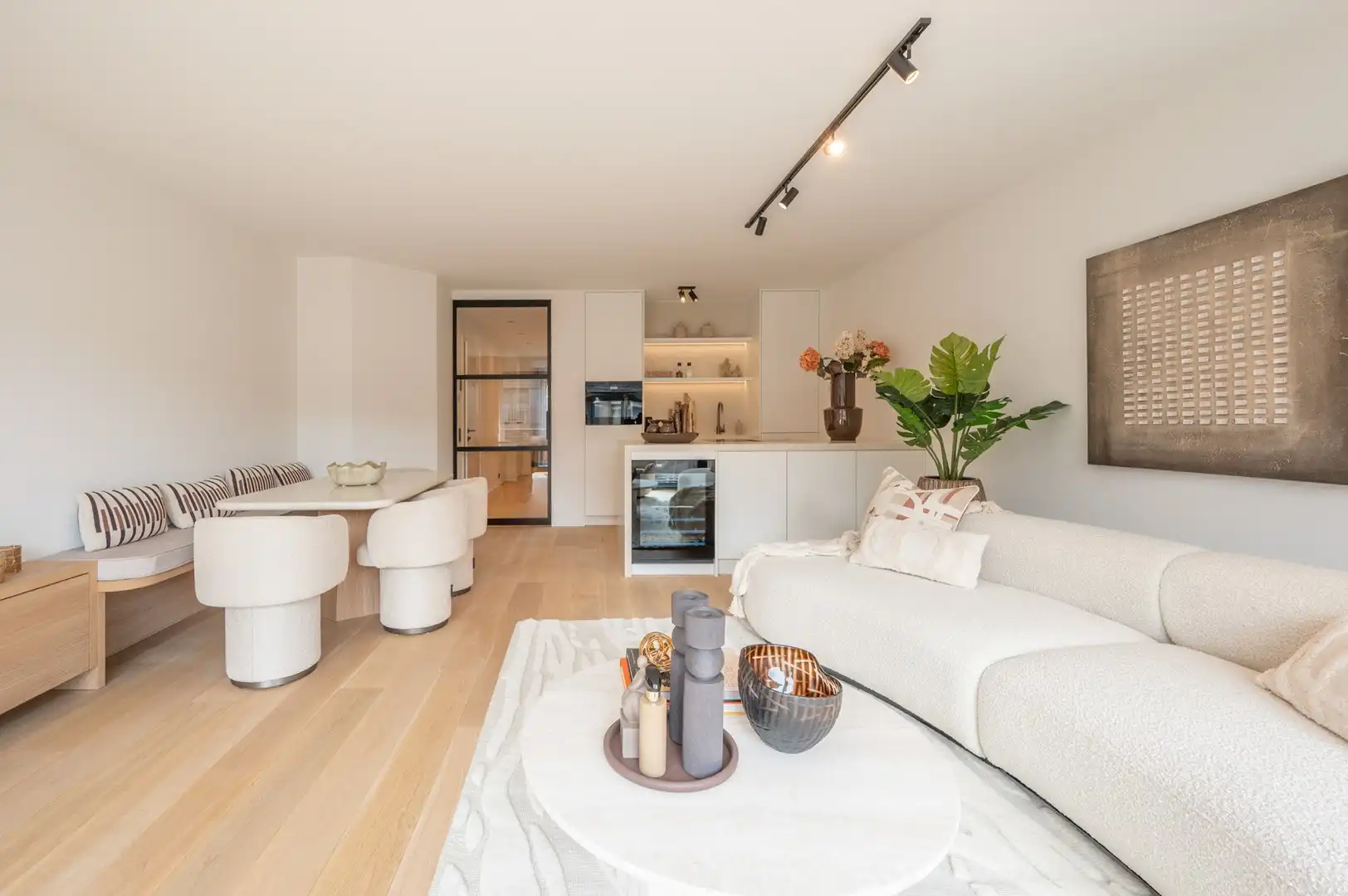 Prachtig en lichtrijk appartement op enkele stappen van de Dumortierlaan. foto 3