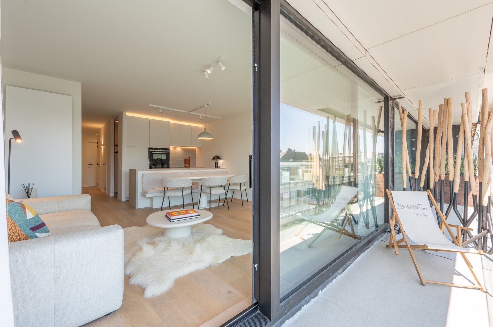 Volledig gerenoveerd appartement met zuidgericht terras heel centraal gelegen op de Kustlaan. foto 2