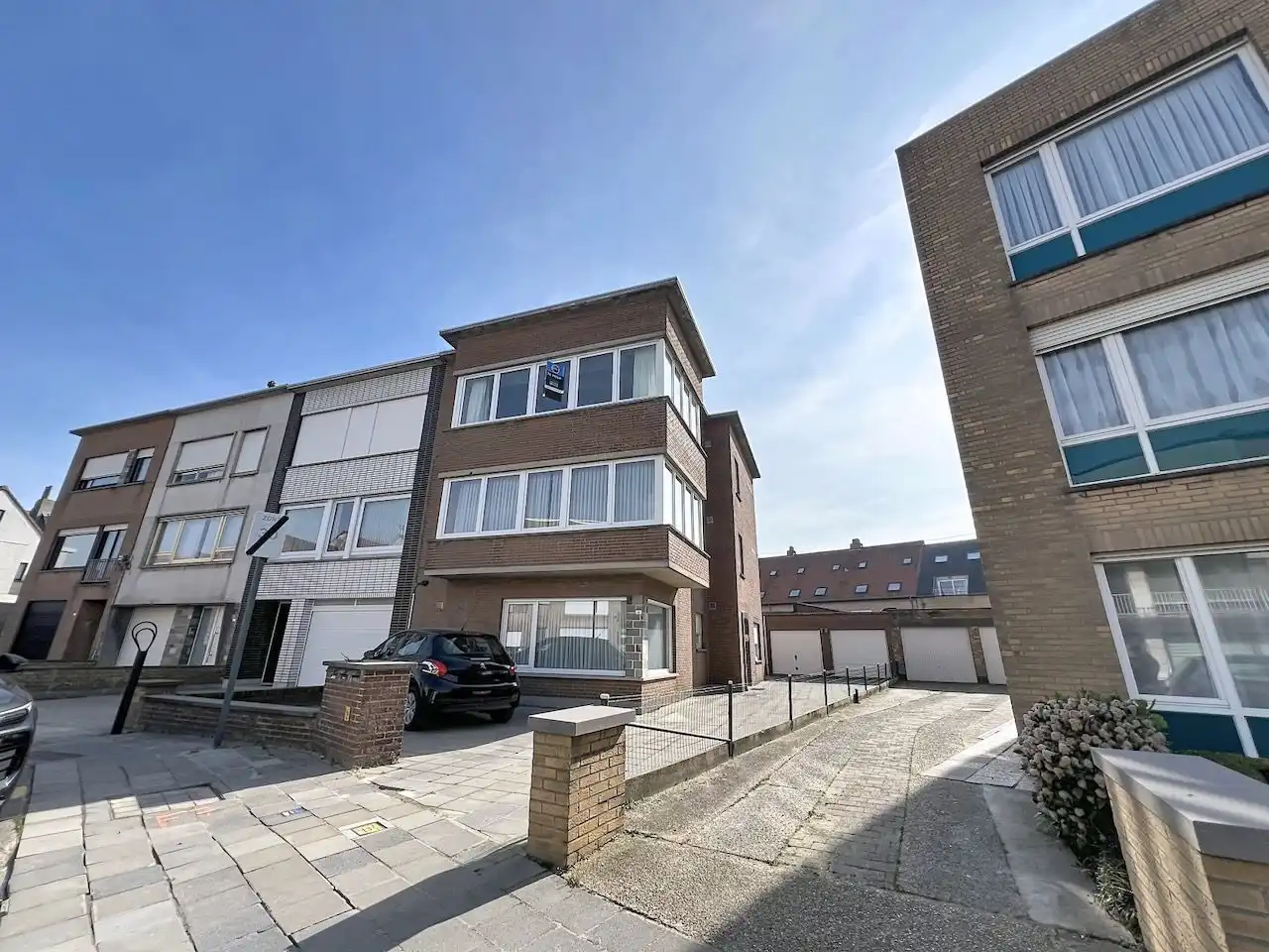 Mooi ingedeeld twee slaapkamerappartement in het hart van Heist. foto {{pictureIndex}}