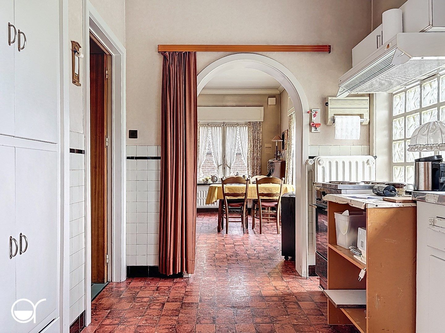 Te renoveren woning met magazijn, tuinhuis en dubbele garage foto 8
