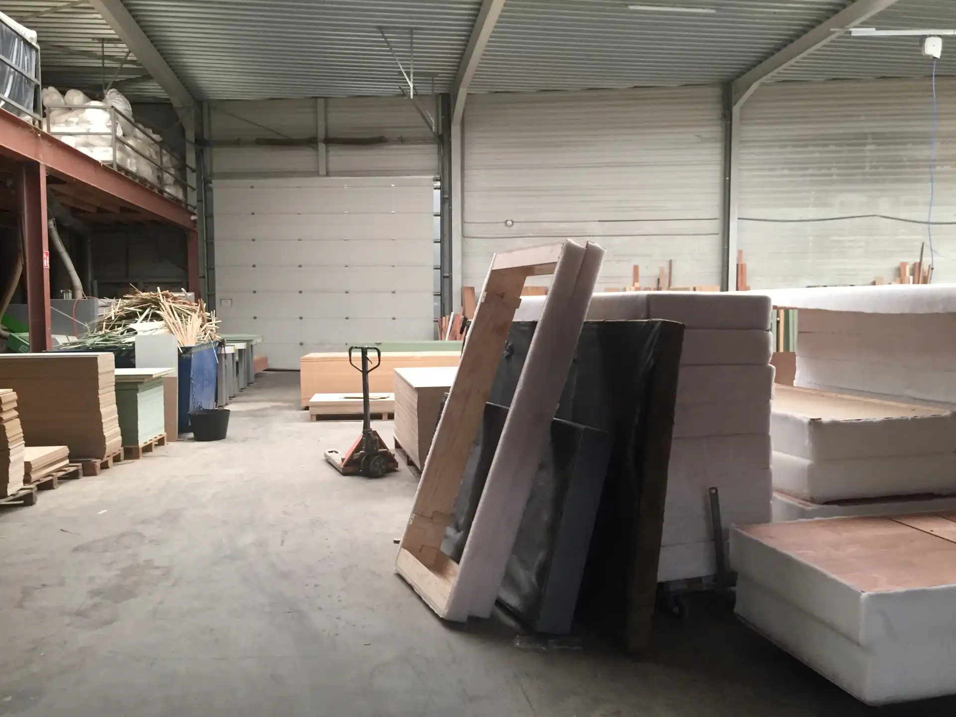 Polyvalent magazijn met gelijkvloerse showroom en kantoren foto 7