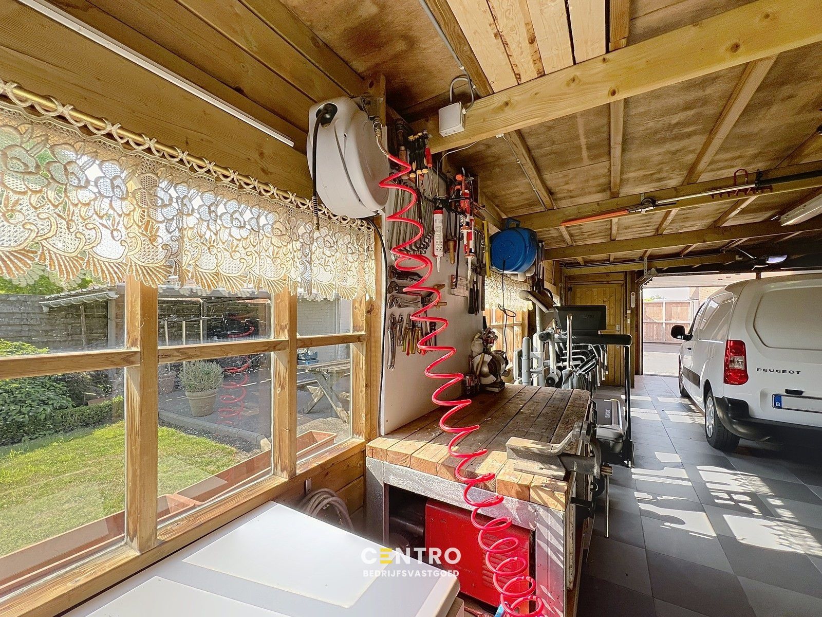Handelshuis te TORHOUT te koop op verbindingsweg met veel passage. Heden nog ingericht als frituur ! foto 9