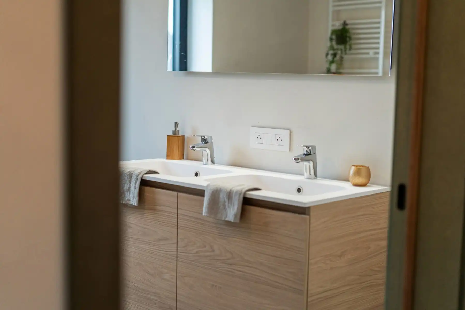 Moderne, halfopen woning foto 12