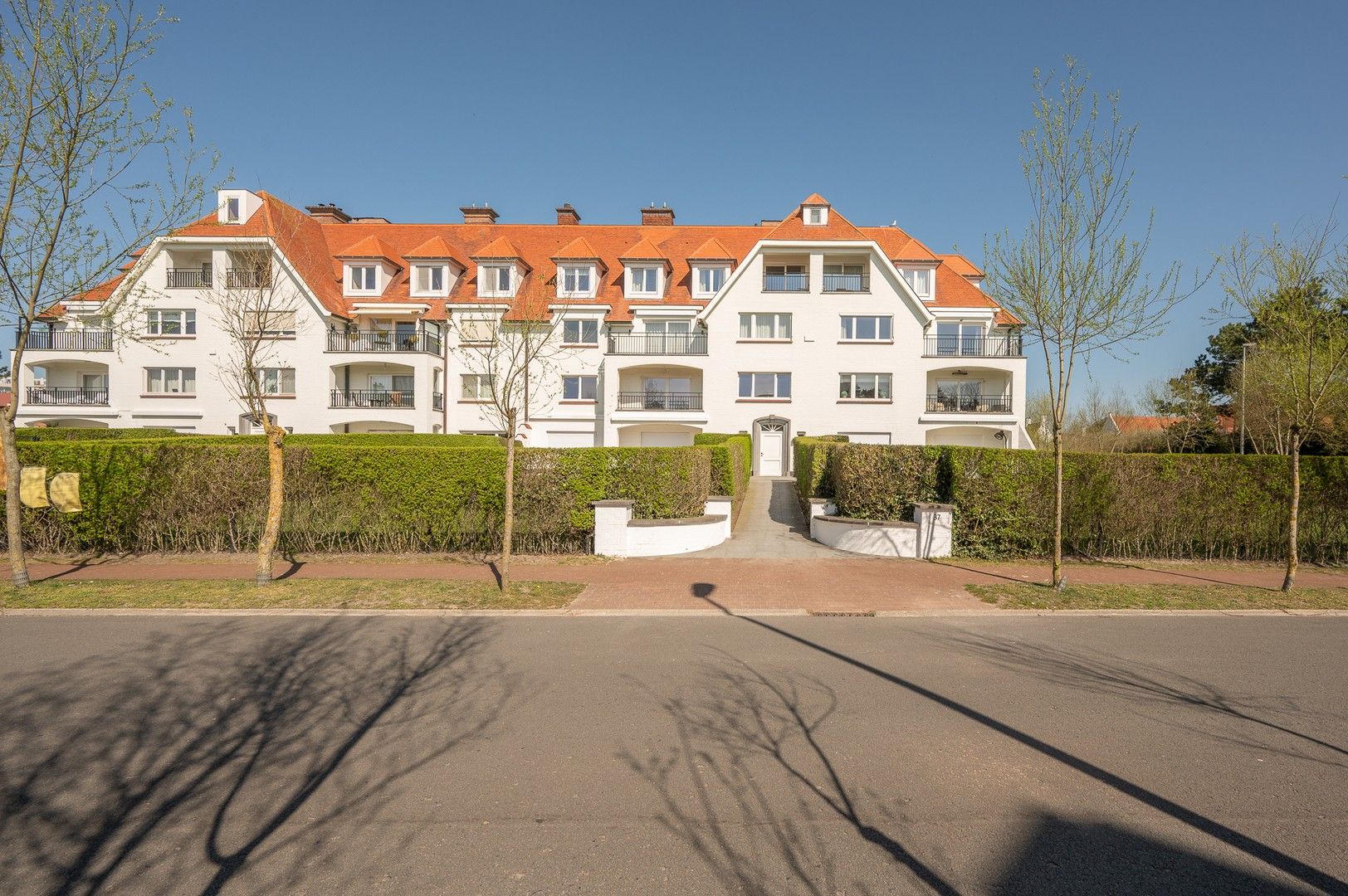 Subliem gerenoveerd hoekappartement met een schitterend zicht op de villa's van het Zoute. foto 6