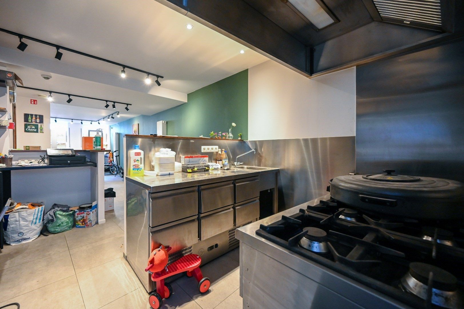 Handelshuis met afzonderlijke woonst op commerciële toplocatie foto 6