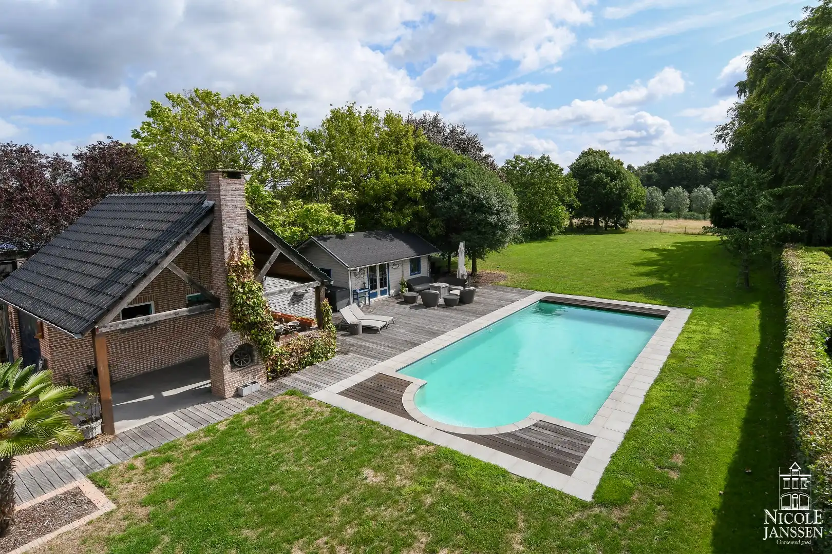 Instapklare gezinswoning met vier slaapkamers en zwembad foto 34