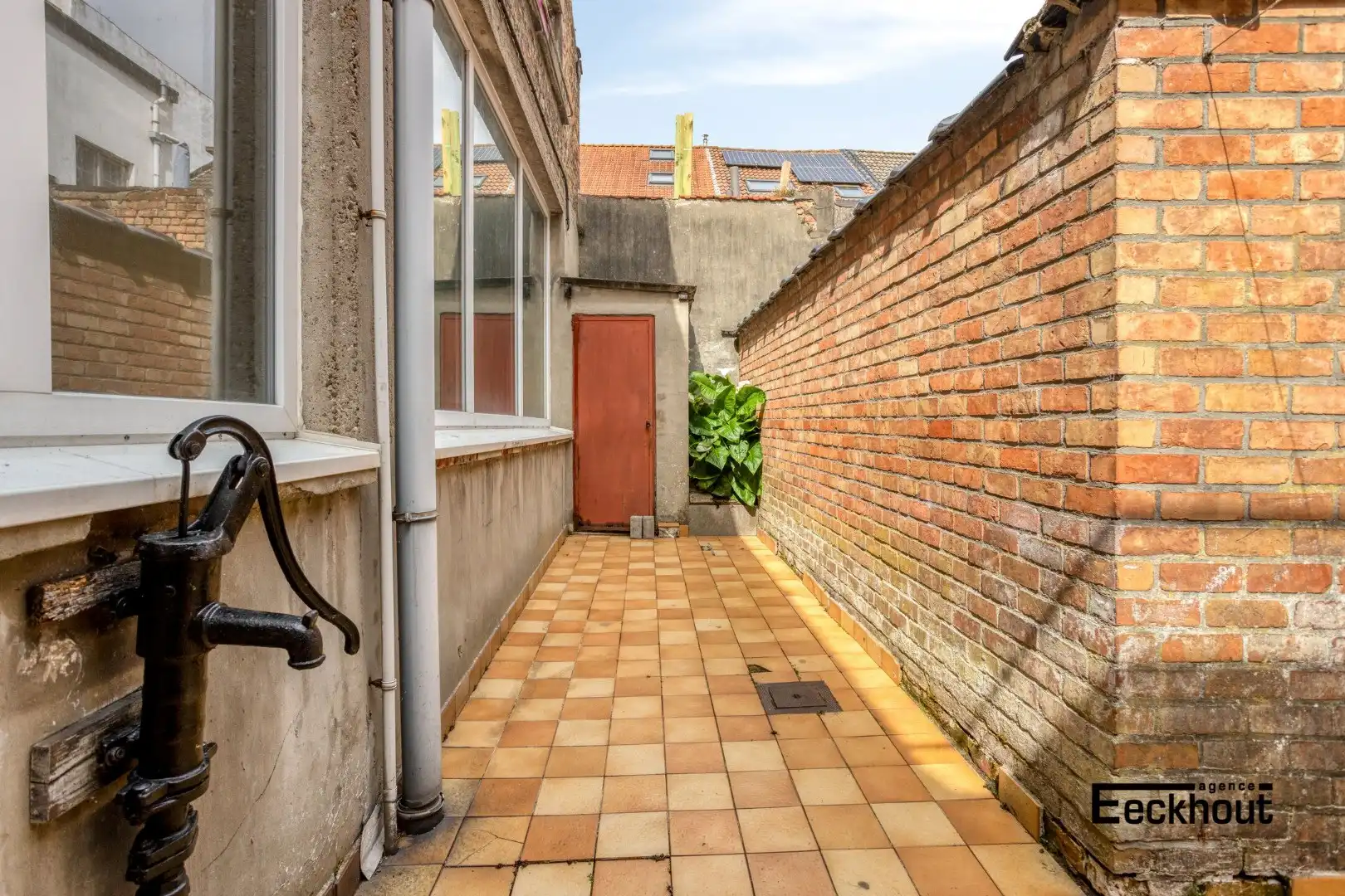 Verzorgde woning met ruime garage en achterliggend pakhuis. foto 17