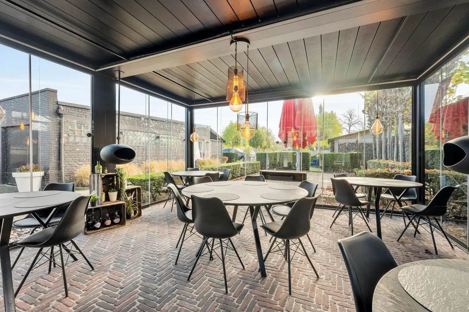 Gebouw waar het gezellige restaurant "De Vondel" is ondergebracht met woonst en voldoende parking op eigen terrein foto 16