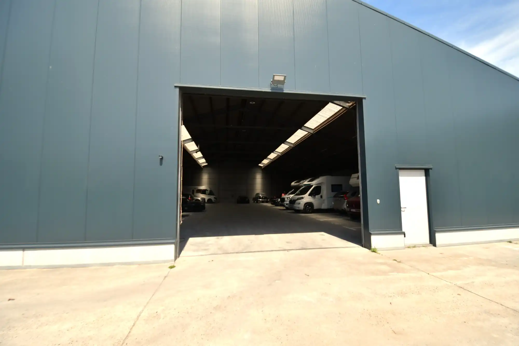 Loods (850m²) te koop in het industriepark SCHATTING te Zedelgem foto 5