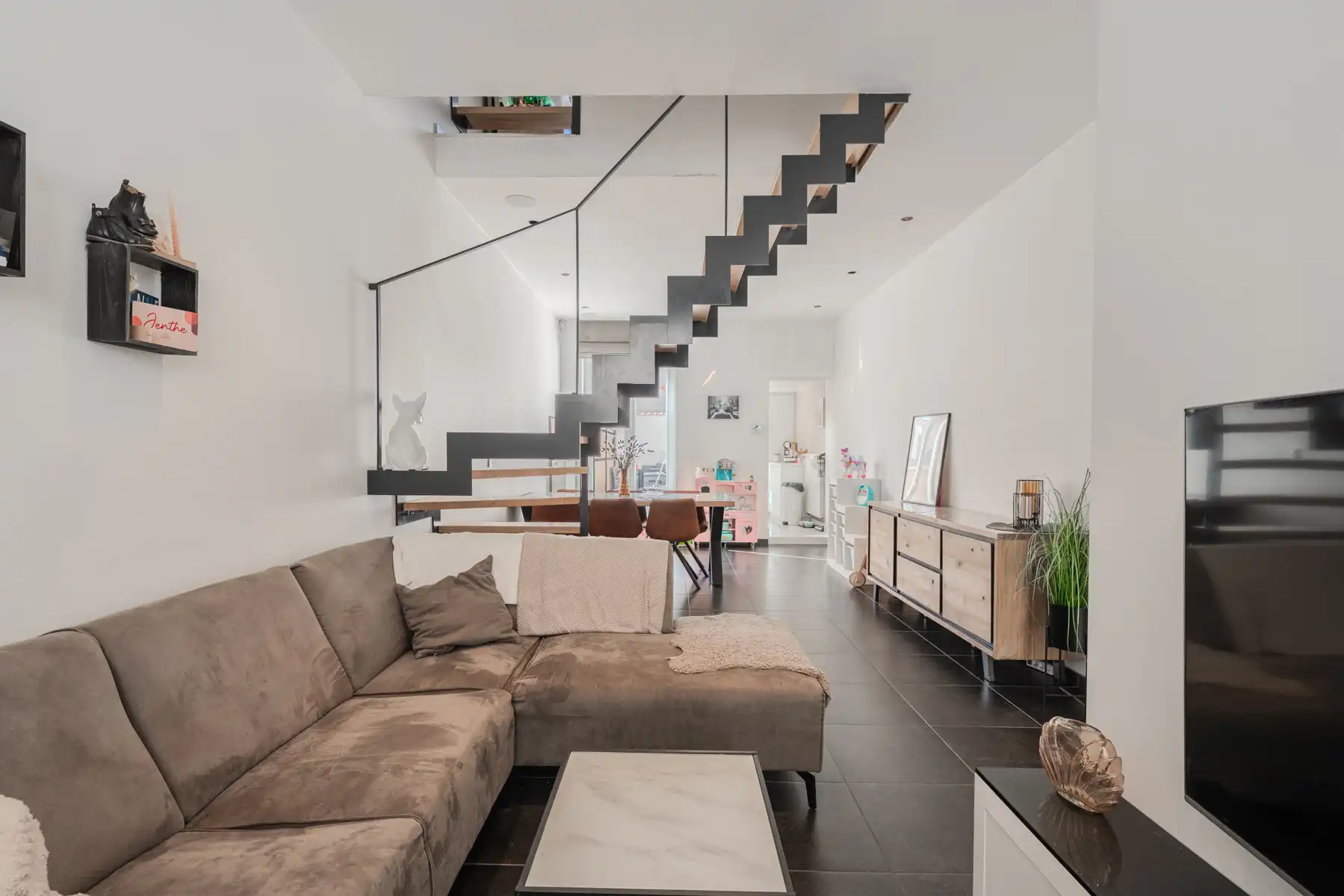 Instapklare, trendy rijwoning op leuke locatie in Oostende. foto {{pictureIndex}}