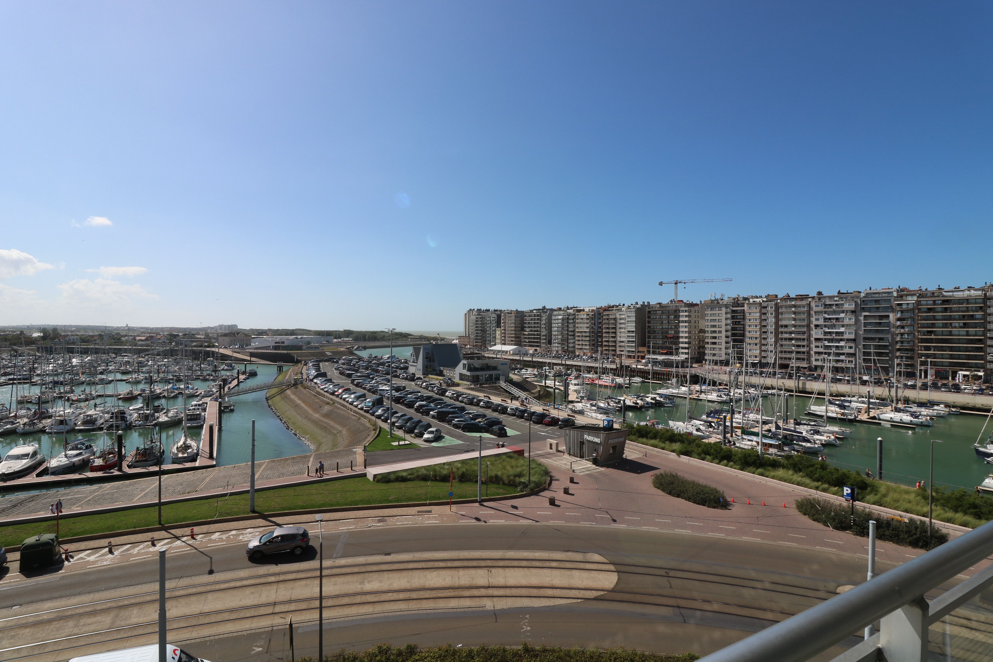 Lichtrijk 2-slaapkamerappartement met fenomenaal zicht op de jachthaven, polders en zee. foto 5