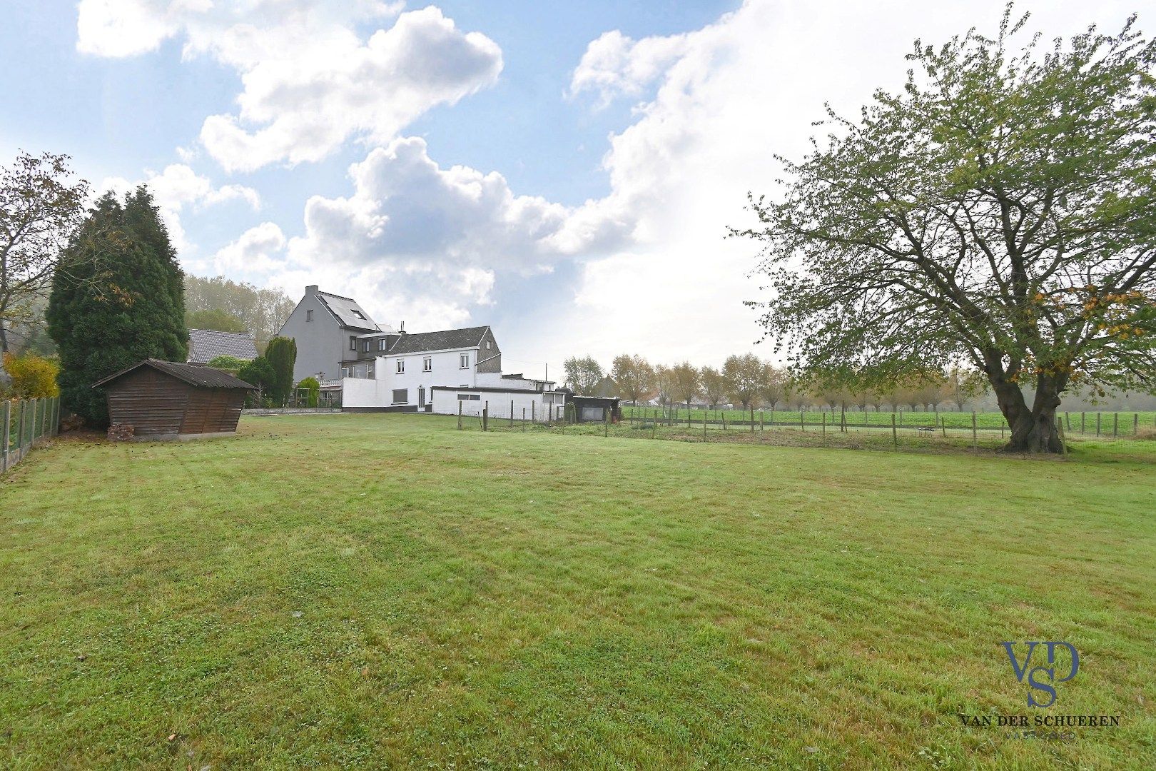 Te renoveren woning met uniek uitzicht op de omliggende akkers foto 24