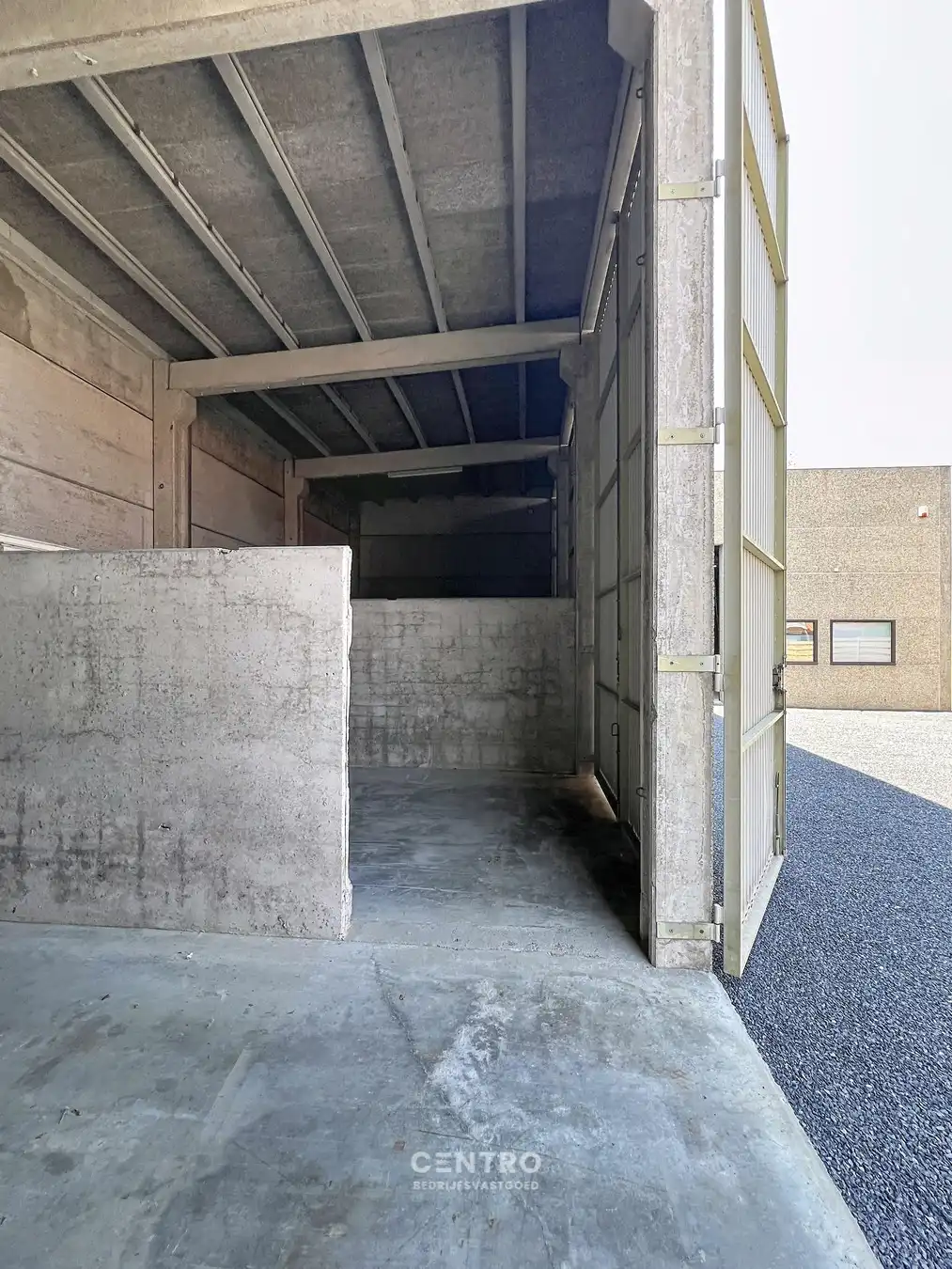 Instapklaar bedrijfspand (±345 m²) met magazijn, kantoor én 4 verhuurbare opslagunits, 1 garage en ruime parking op 603 m²  te INGELMUNSTER! foto 21