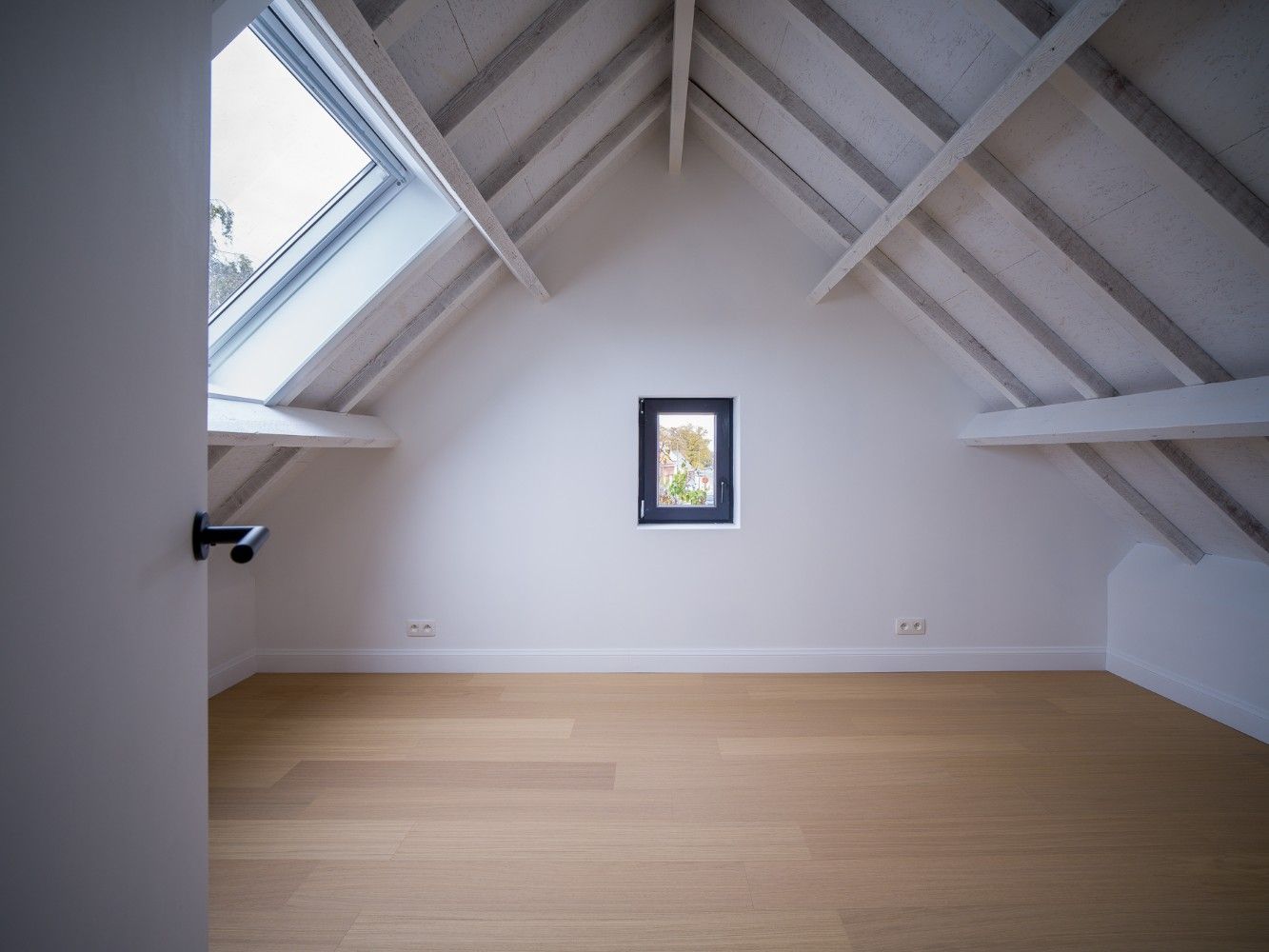 Prachtig gerenoveerde woning met 3 slpk. en tuin foto 21