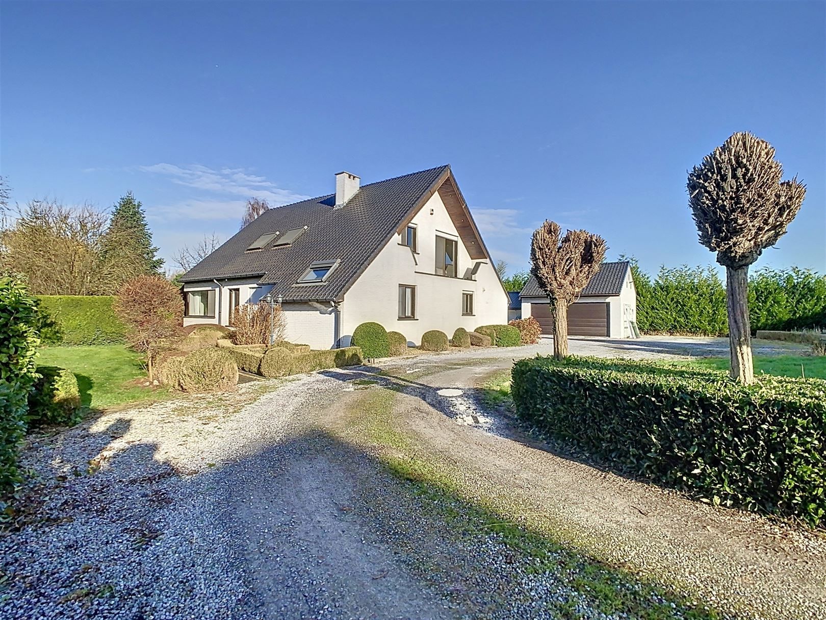 Hoofdfoto van de publicatie: Ruime villa, 3 slpks, garage, terrassen, tuin, 16a 21ca