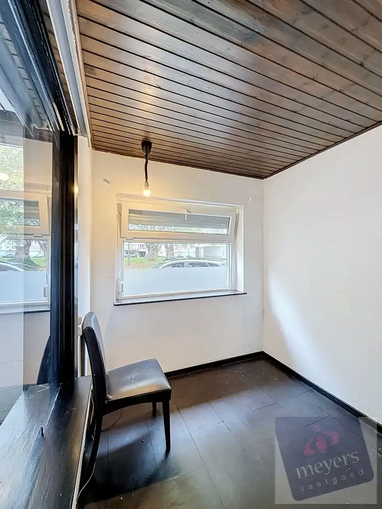 Veelzijdig handelspand met ruim gelijkvloers appartement en tuin in Hasselt foto 9