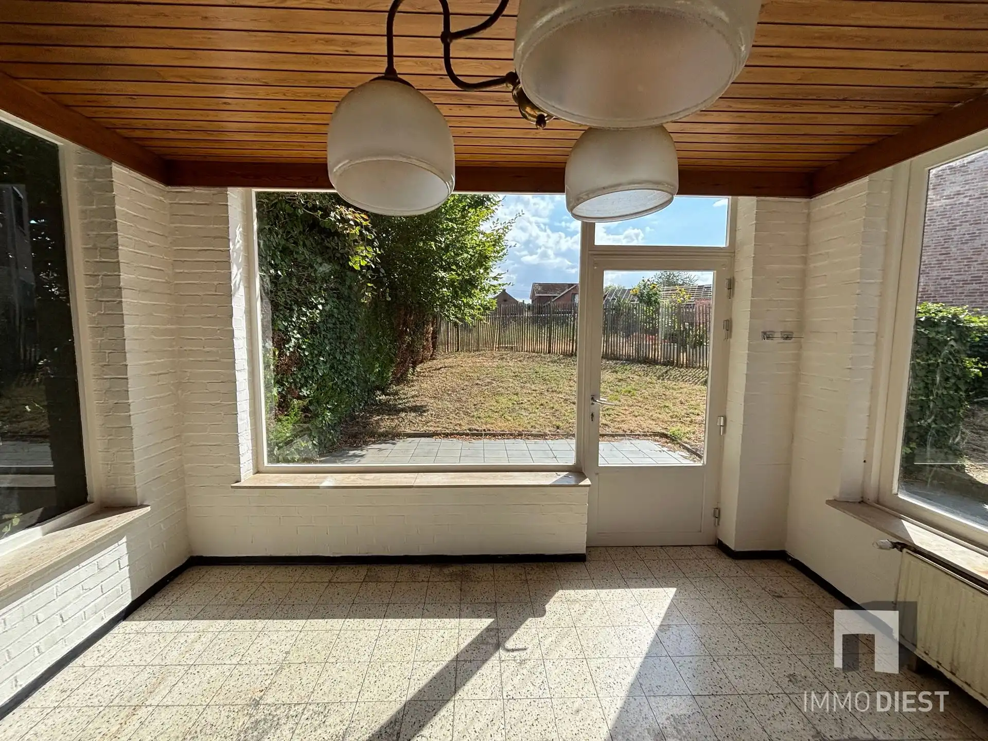 Ruime betaalbare woning met veranda en bijgebouw foto 3