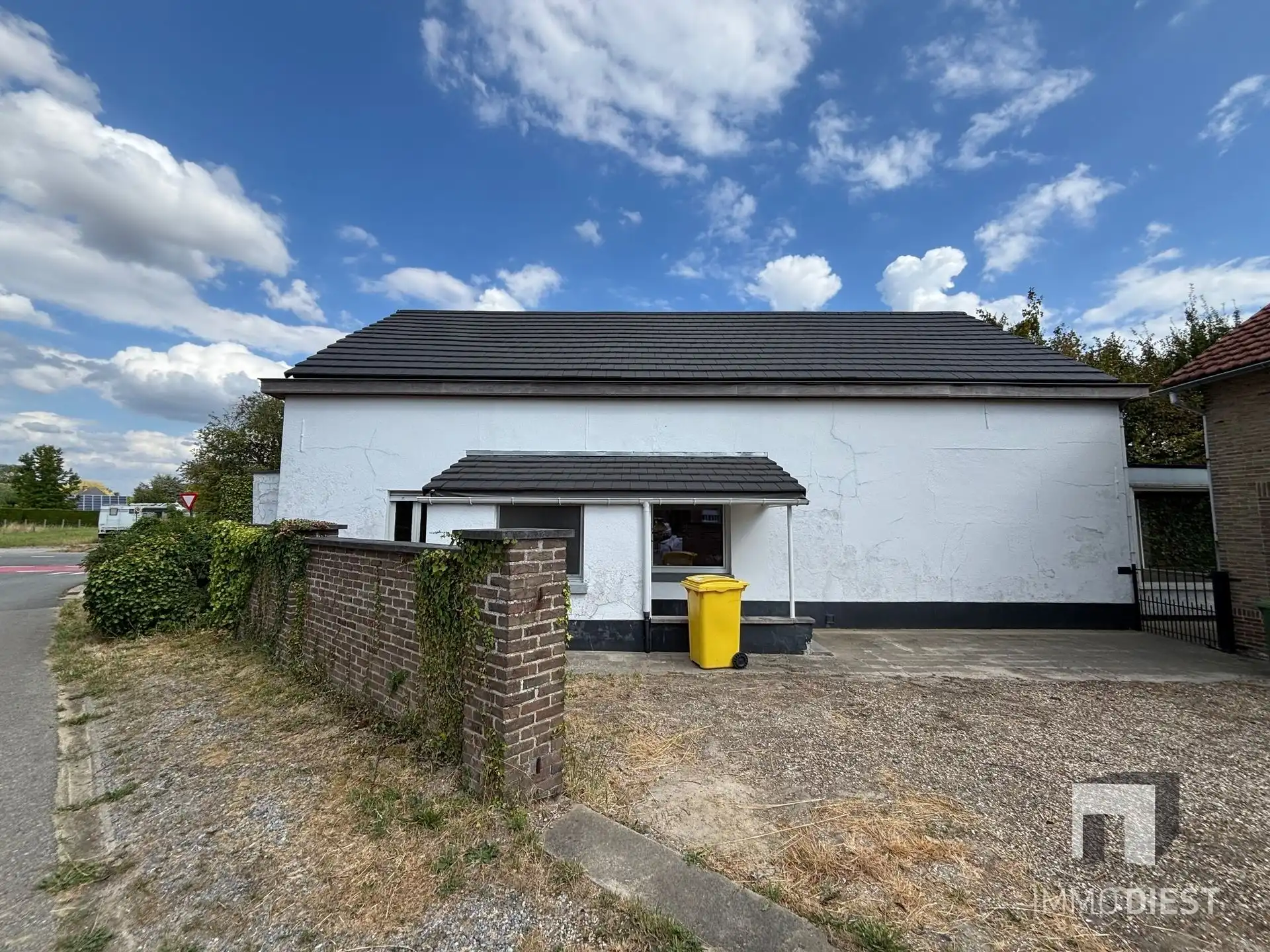Ruime betaalbare woning met veranda en bijgebouw foto 3