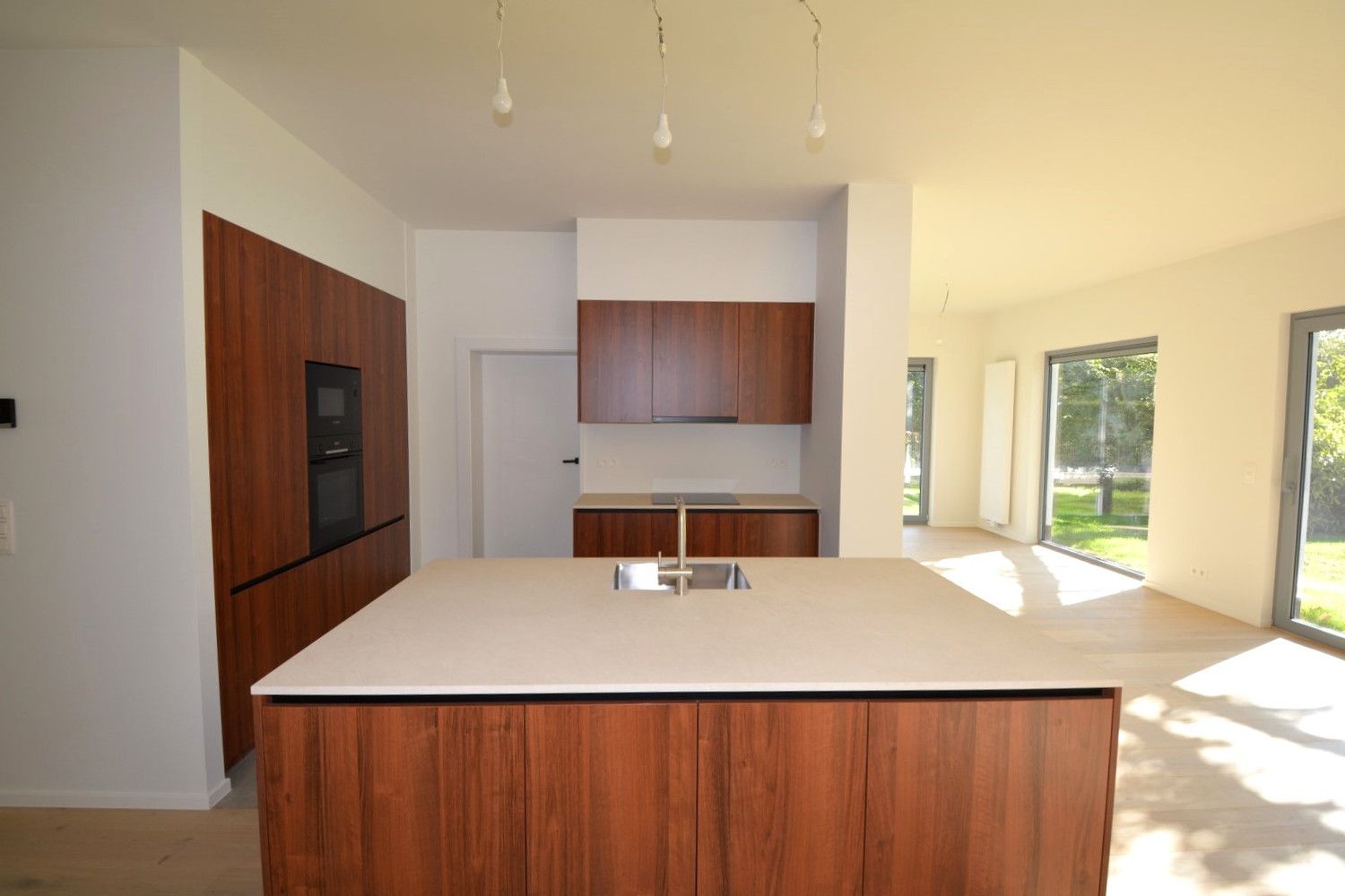 KWALITATIEF GERENOVEERDE WONING OP 835 m²! foto 5