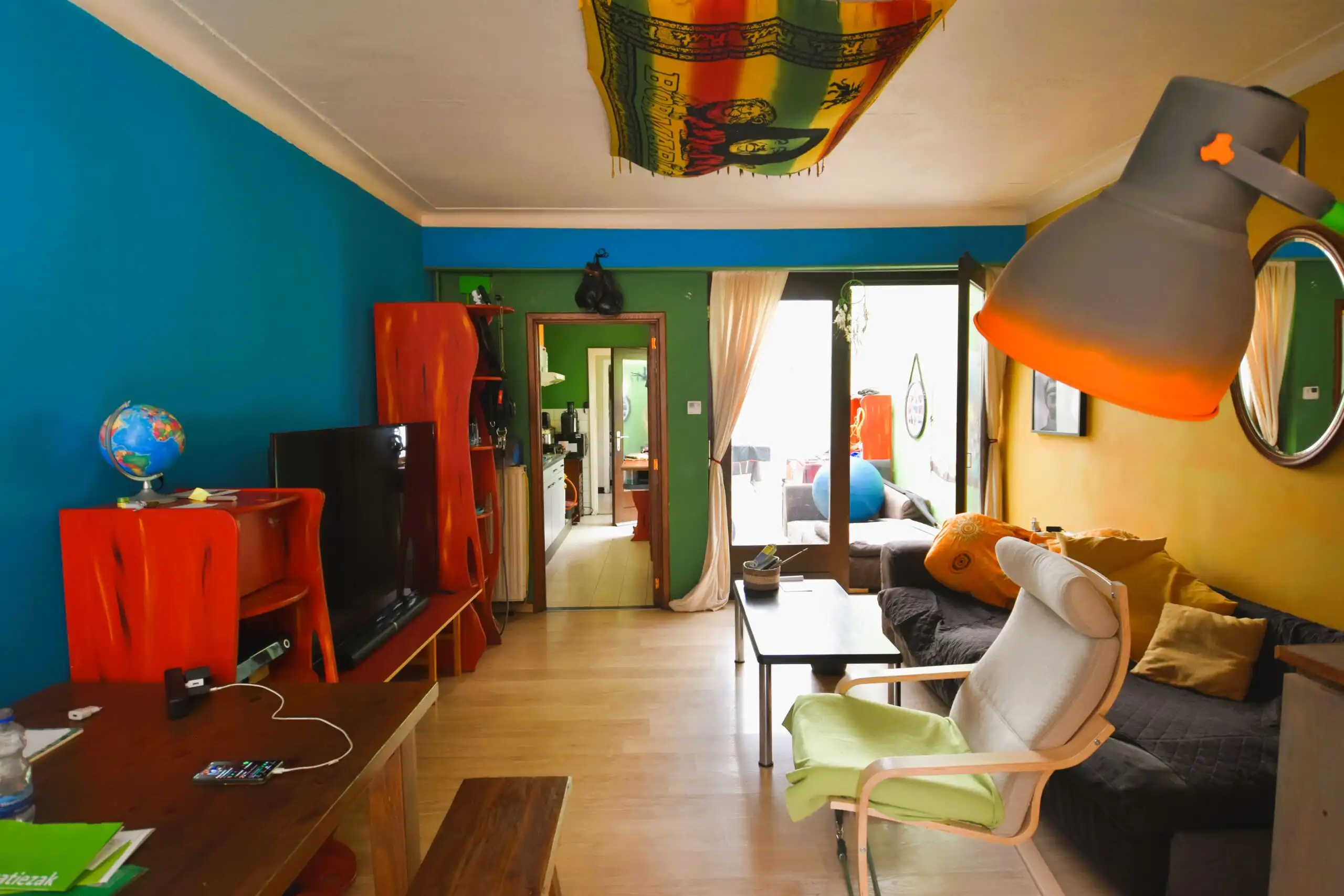 Centraal gelegen woning met tuin, garage en veel potentieel foto 3