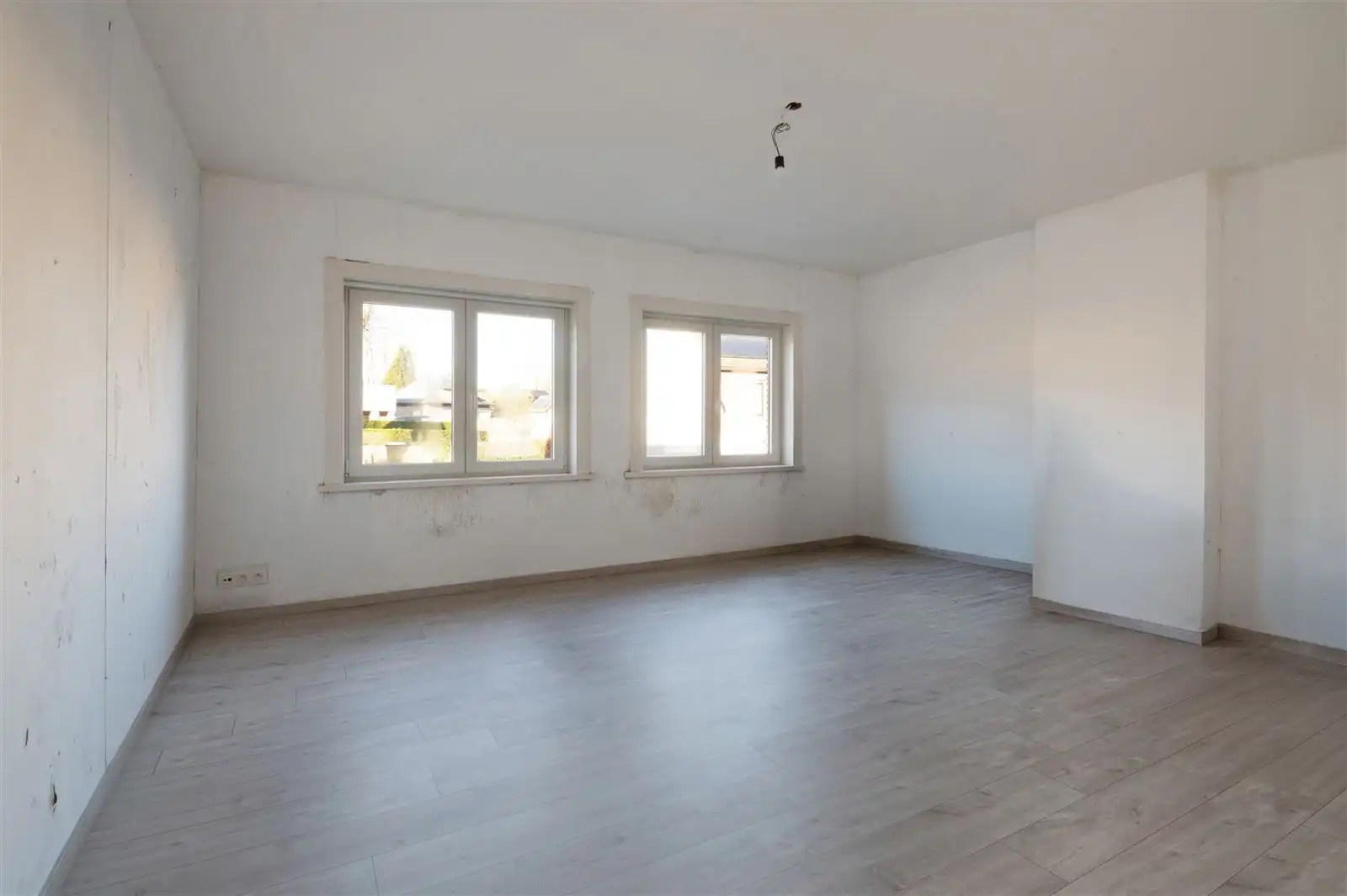 Deels te renoveren gezinswoning met garage en tuin foto 17