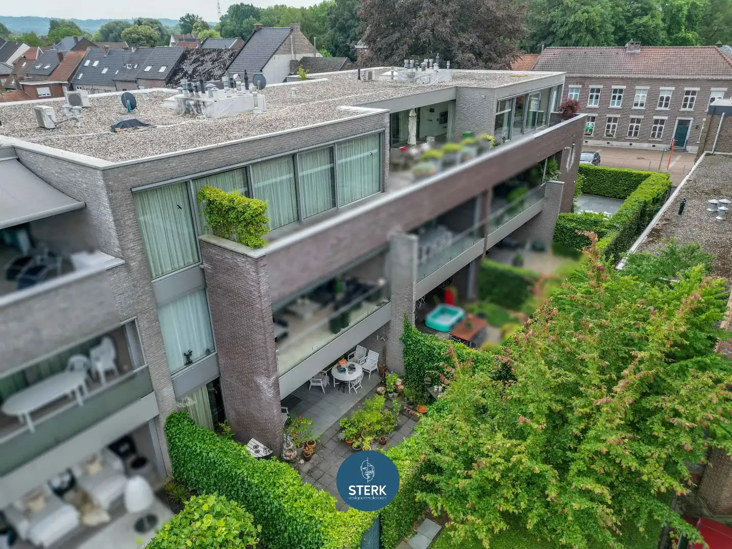 GELIJKVLOERS APPARTEMENT MET 2 SLPKS IN 'HET MOOISTE DORP VAN VLAANDEREN' !  foto {{pictureIndex}}