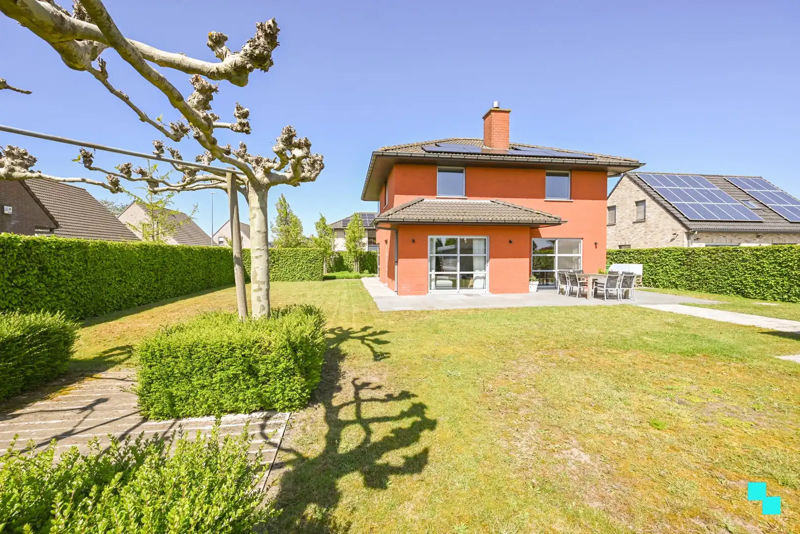 Instapklare gezinswoning met zonnige tuin in rustige woonomgeving foto 3