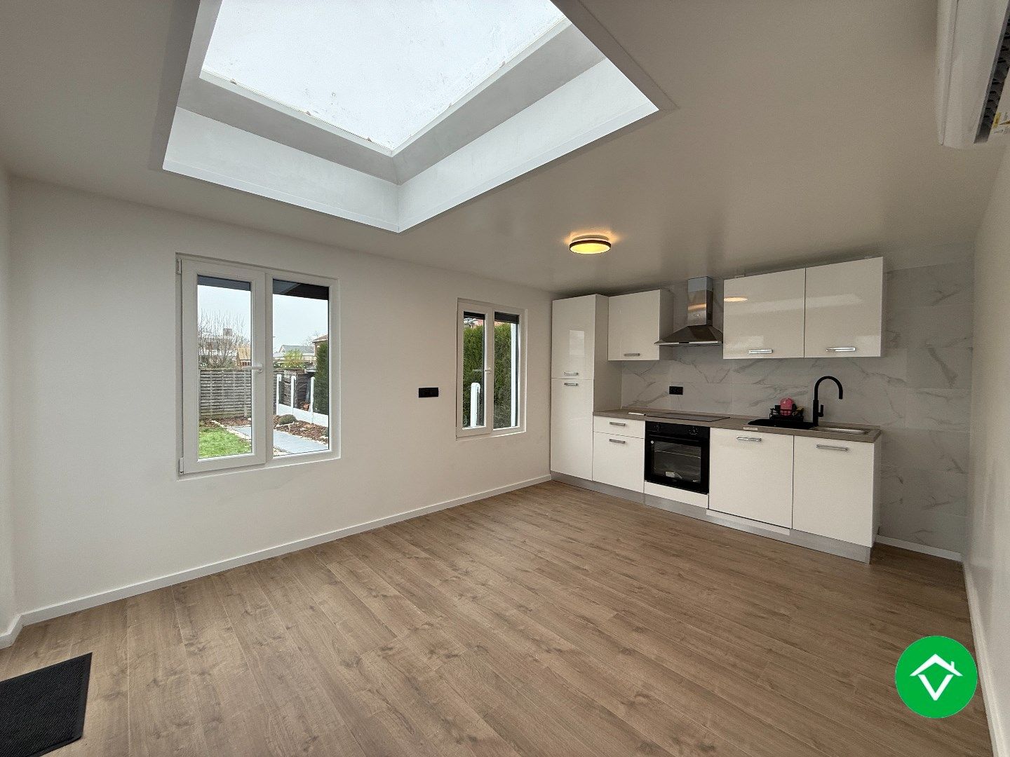 Ruim, gerenoveerde woning met 3 slaapkamers, garage en tuin in een rustige woonwijk te Roeselare! foto 8