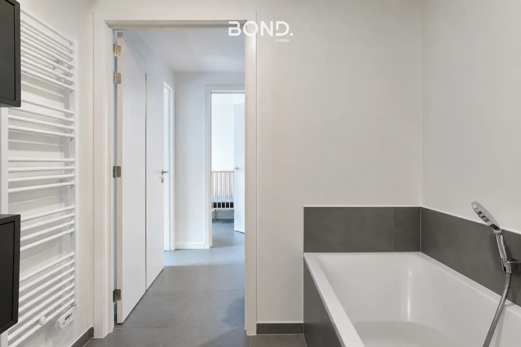 Instapklaar 2-slaapkamer appartement met terras en parking foto 21