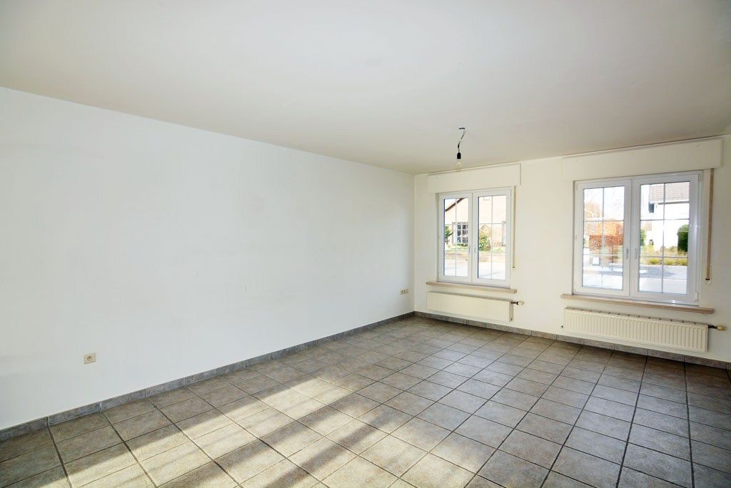 Vrijstaande woning met 4 slpks. en 2 bdks. op een perceel van 12a38ca. foto 8