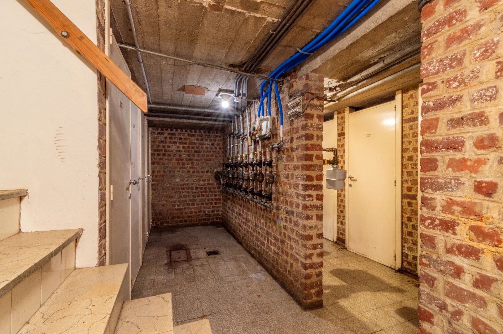 Opbrengsteigendom met 8 appartementen en 27 garages! foto 16