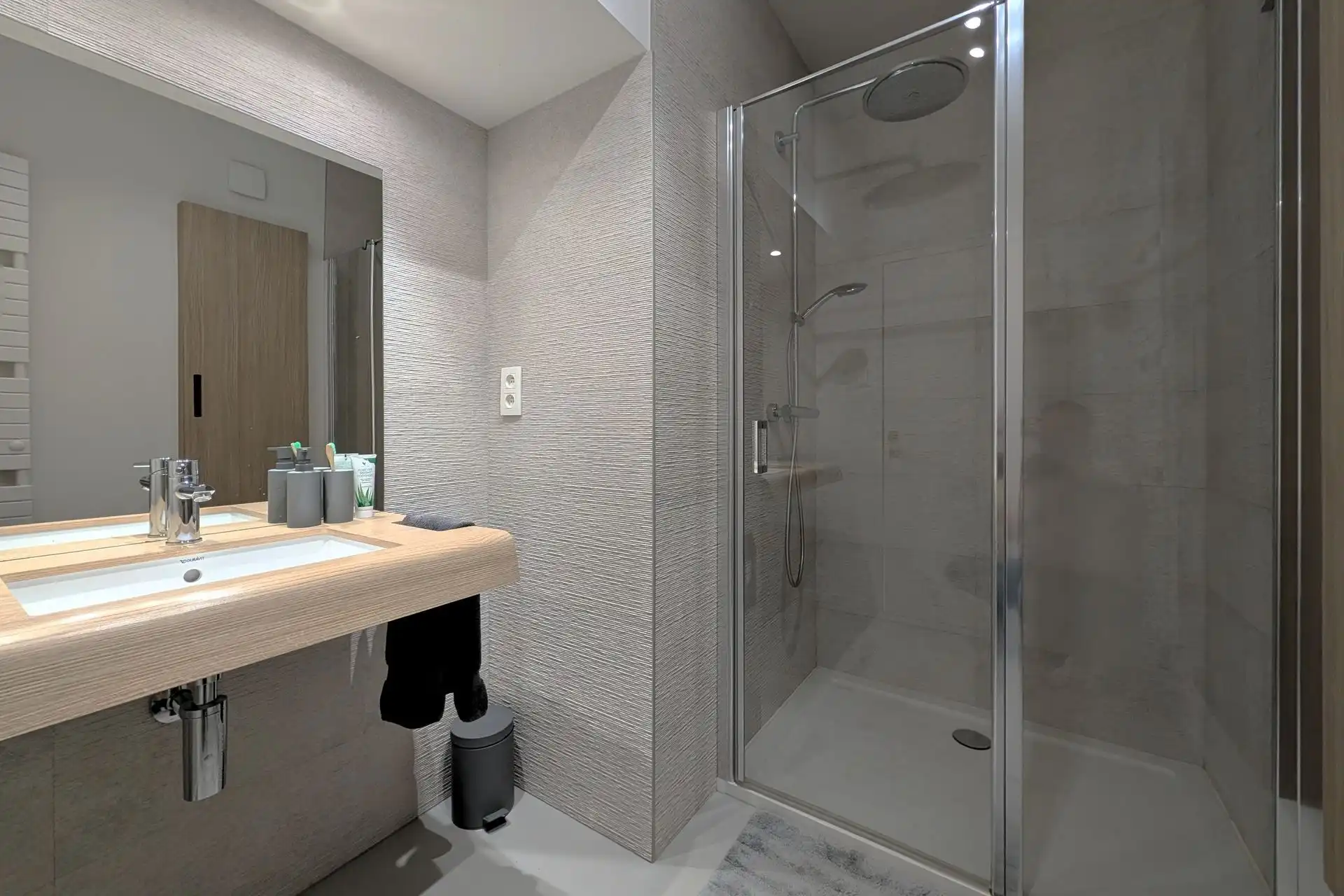 Instapklaar gerenoveerd appartement met 2 slaapkamers en 2 terrassen foto 12