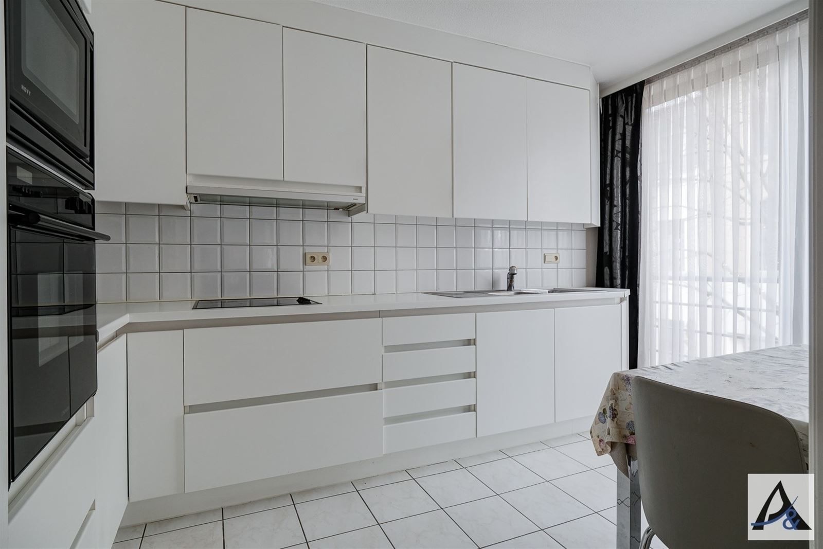 Ruim appartement met twee staanplaatsen in centrum Bilzen! foto 11