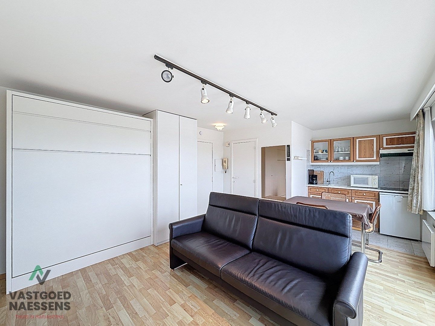 GEMEUBELDE STUDIO VLAKBIJ STRAND EN CENTRUM foto 3