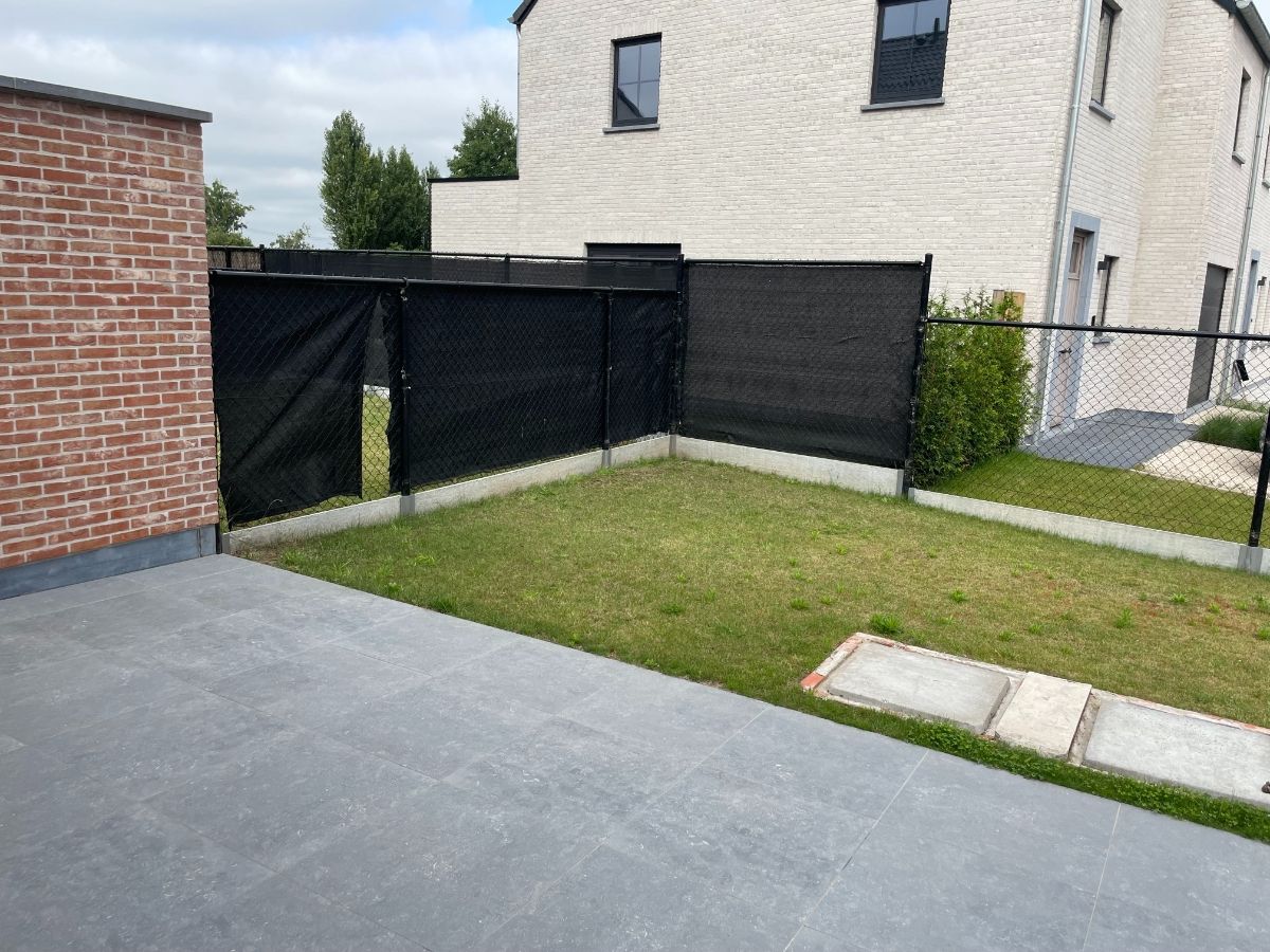 Drie slaapkamer EENGEZINSWONING met garage & tuin foto 8