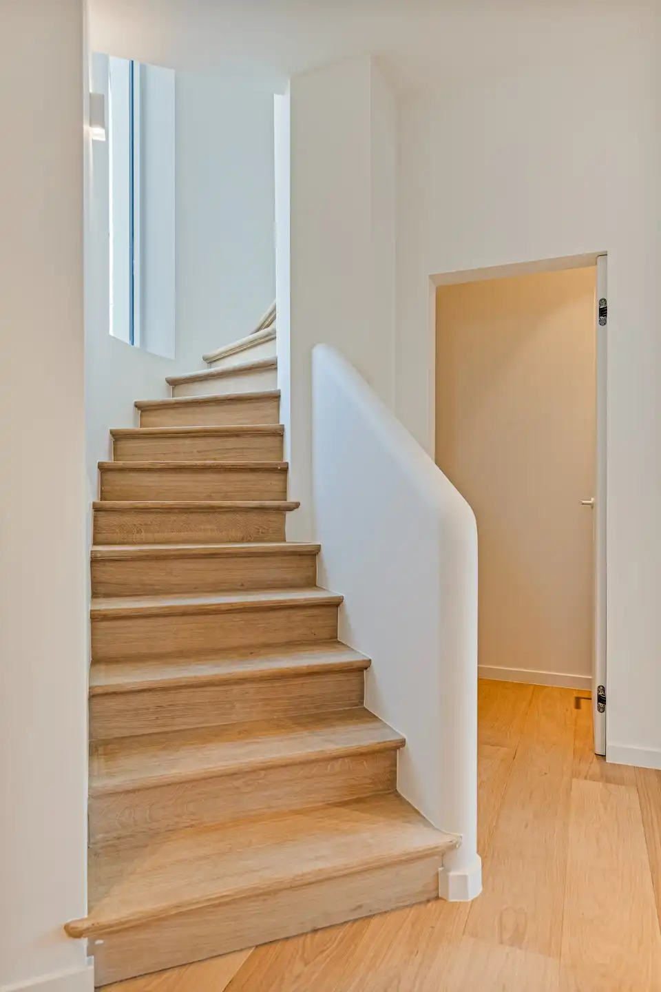 Exclusieve, volledig gerenoveerde hoekvilla met adembenemend zeezicht aan de Zeedijk. foto 7