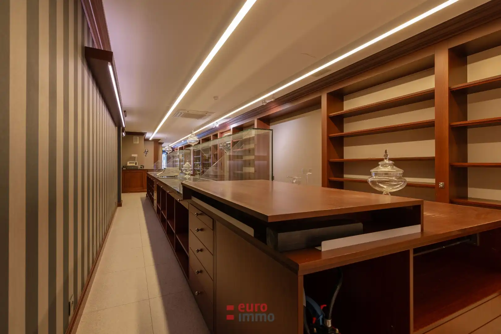 Volledig ingericht handelspand op triple A locatie! foto 8